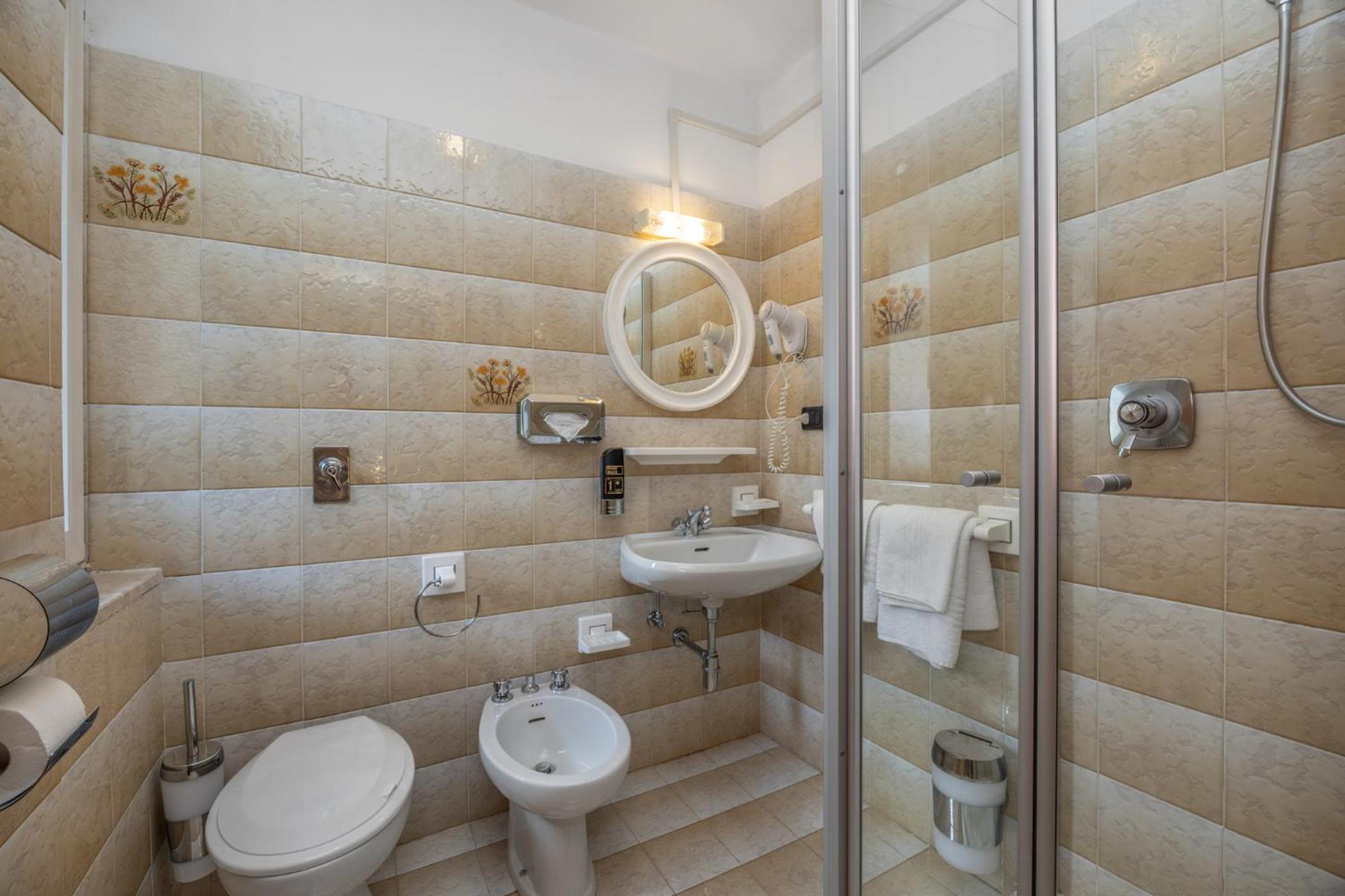 Standard Double Room - Photo 5