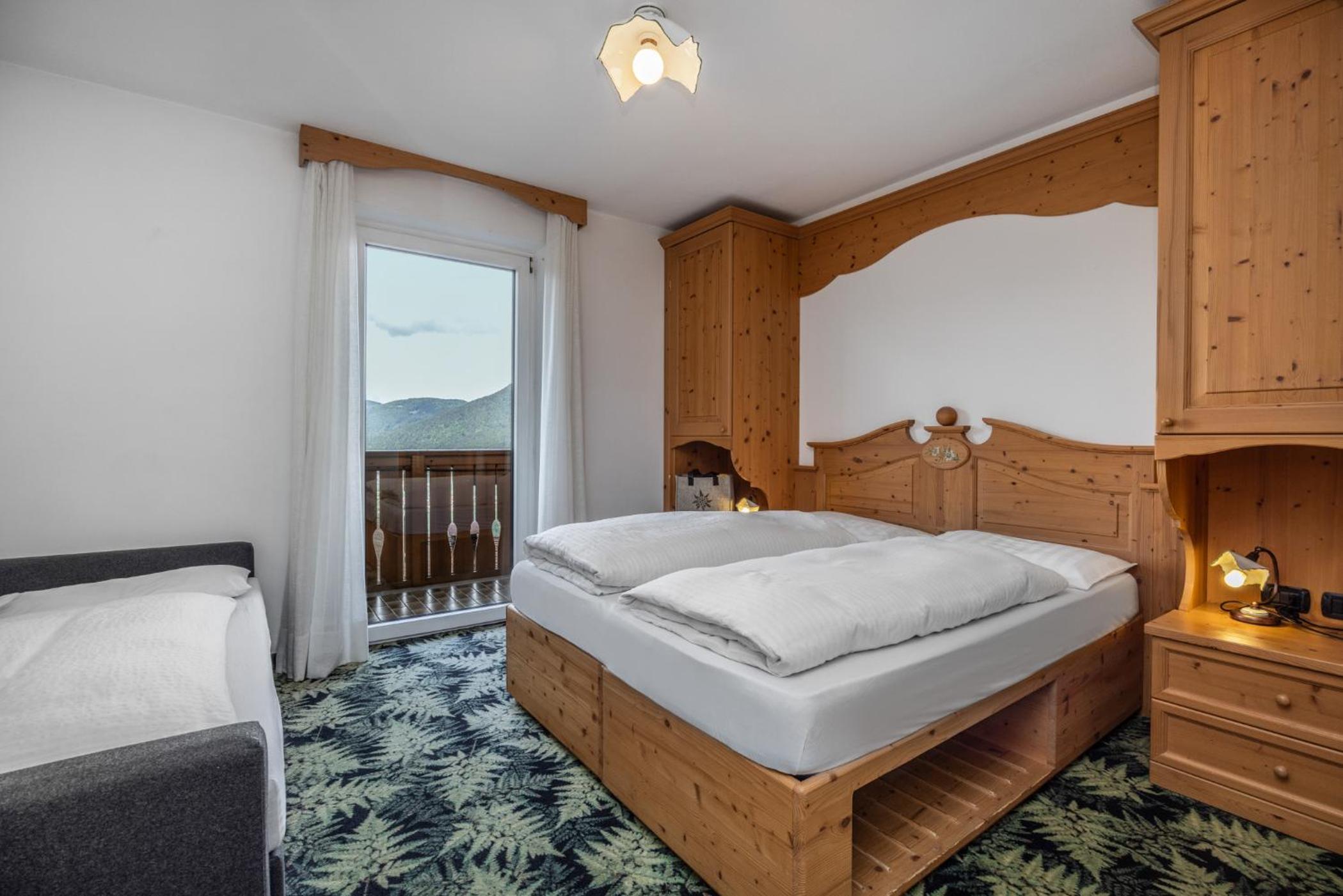 Double or Twin Room with Balcony photo 2
