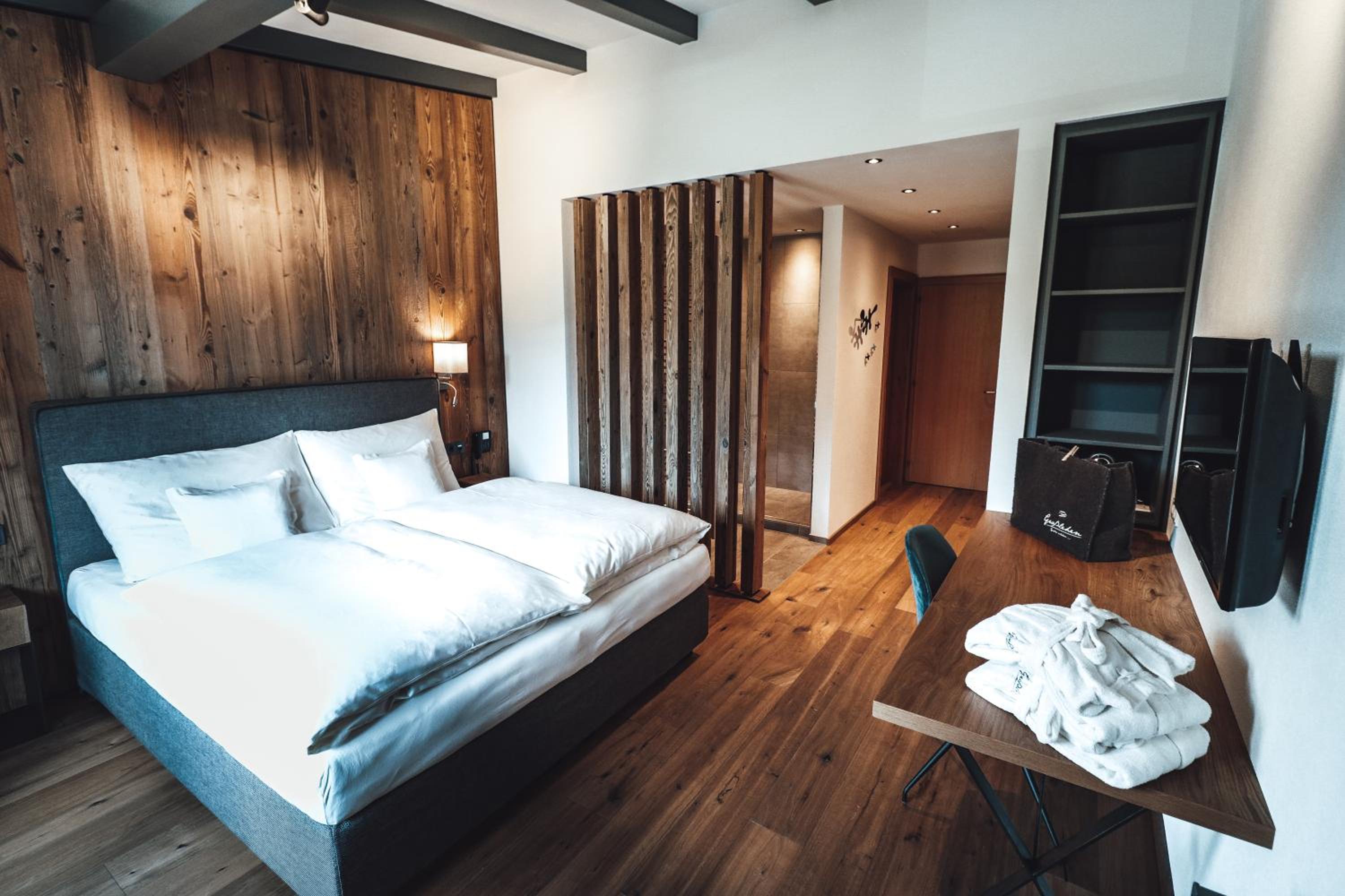 Superior King Room - Photo 5