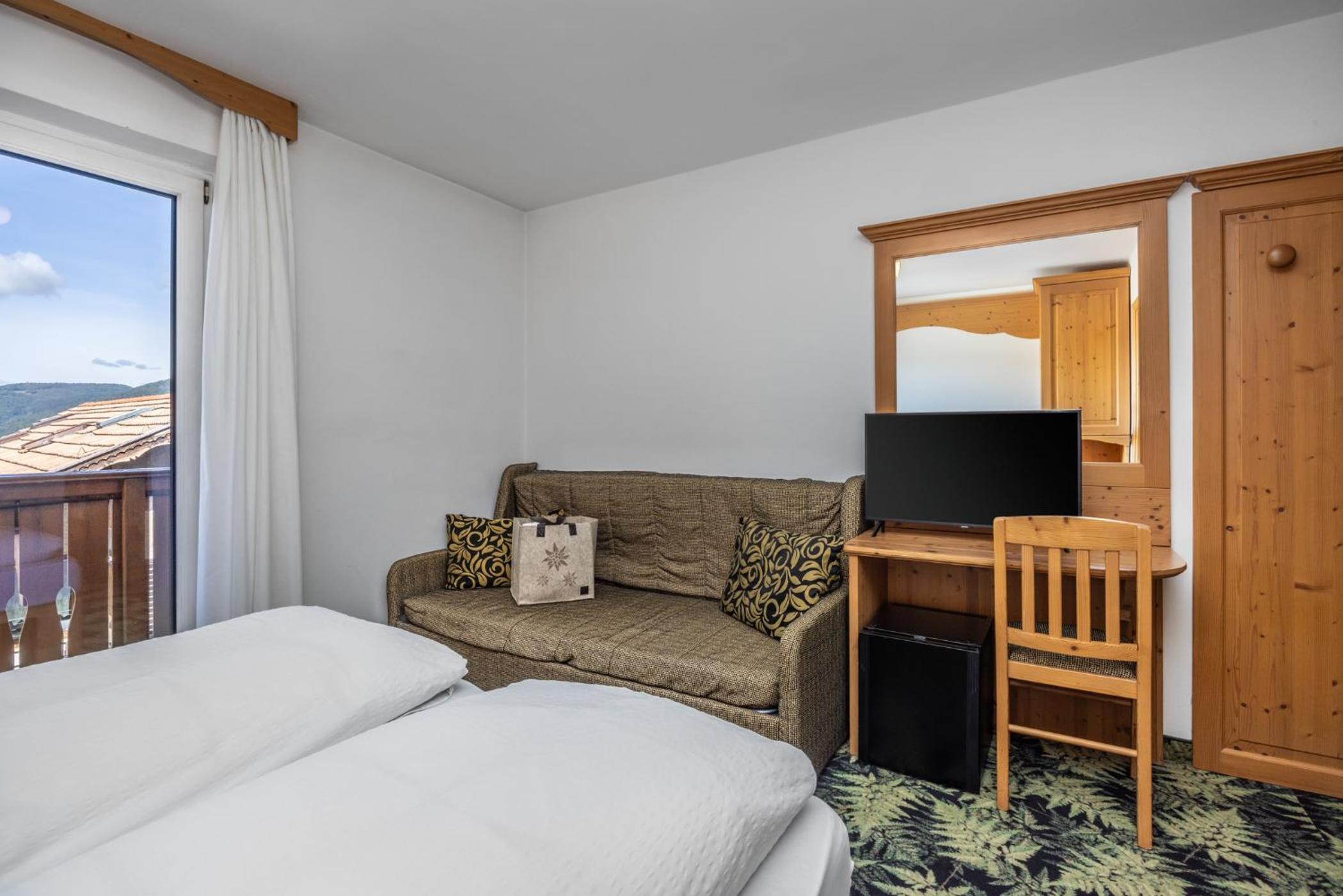 Double or Twin Room with Balcony photo 3