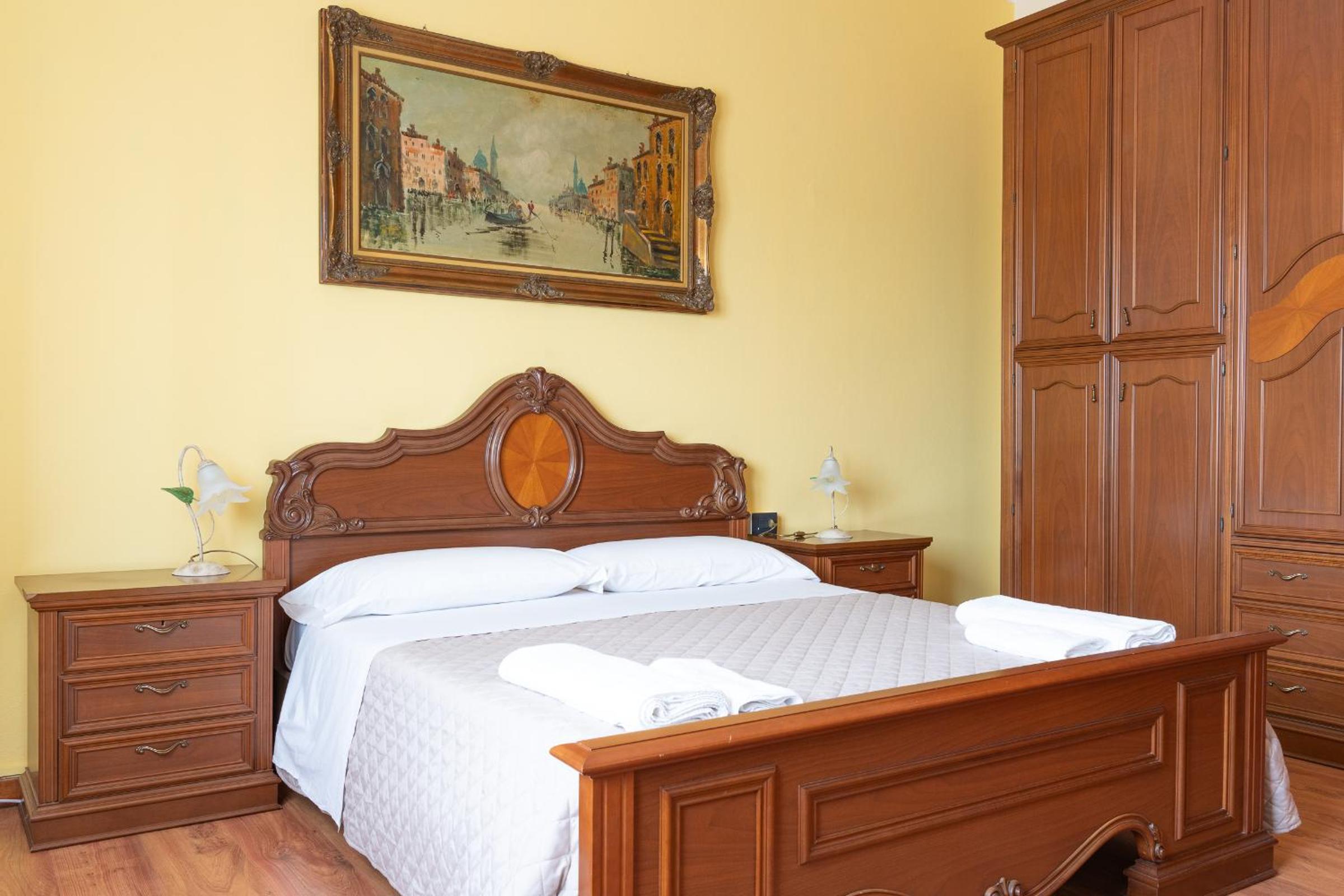 Double Room with Shared Bathroom photo 3