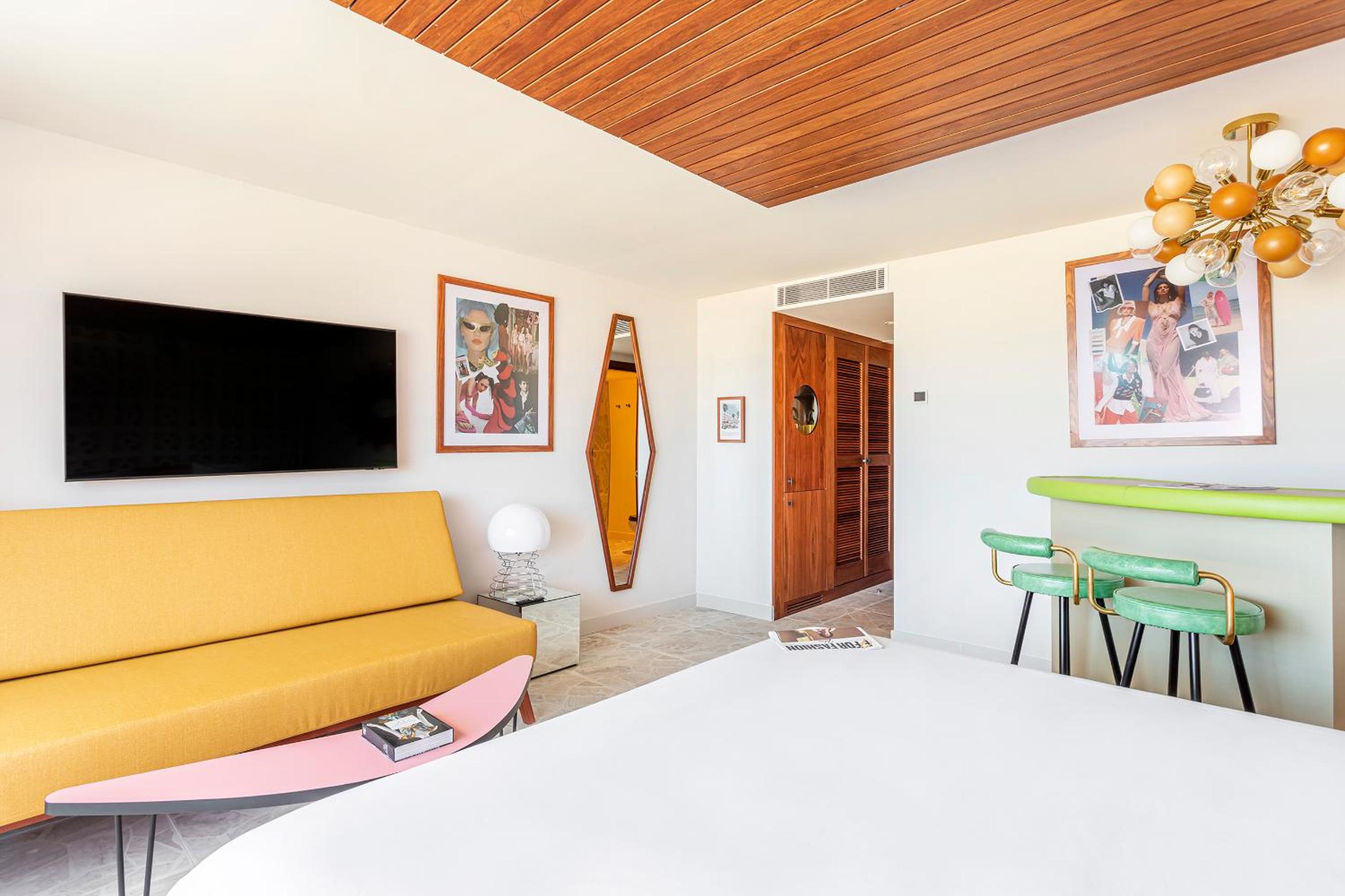 Junior Suite with Pool View - Photo 4