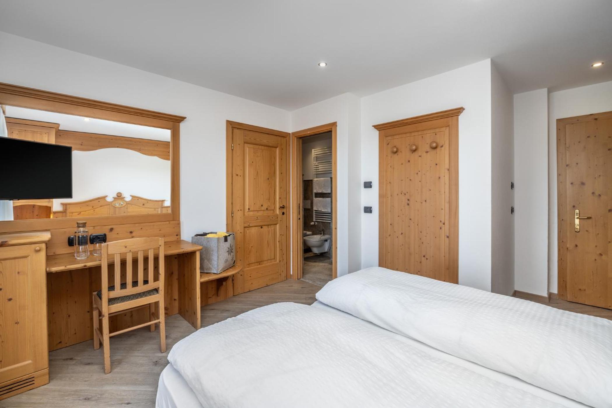 Junior Suite with Balcony - Photo 5