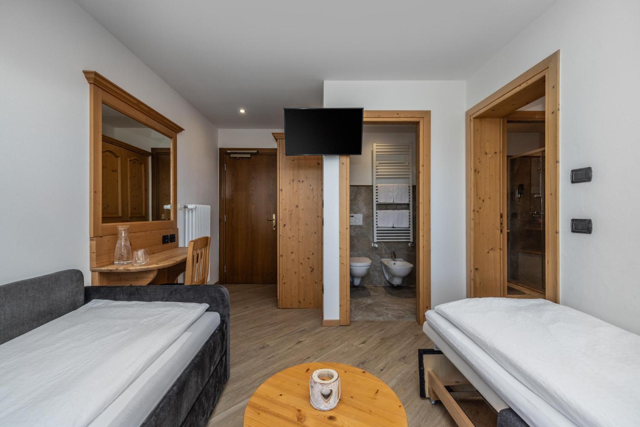 Junior Suite with Balcony - Photo 7