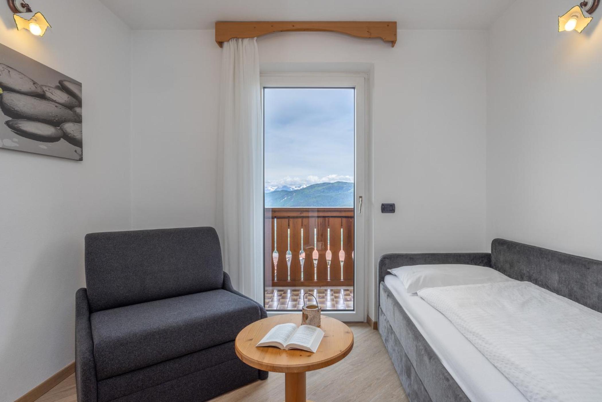 Junior Suite with Balcony - Photo 8