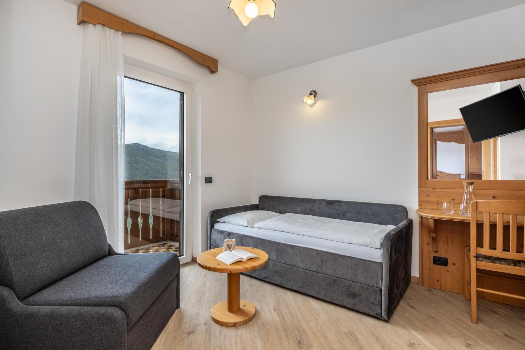 Junior Suite with Balcony - Photo 4