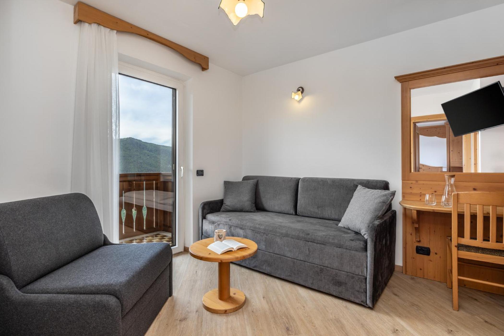 Junior Suite with Balcony - Photo 3