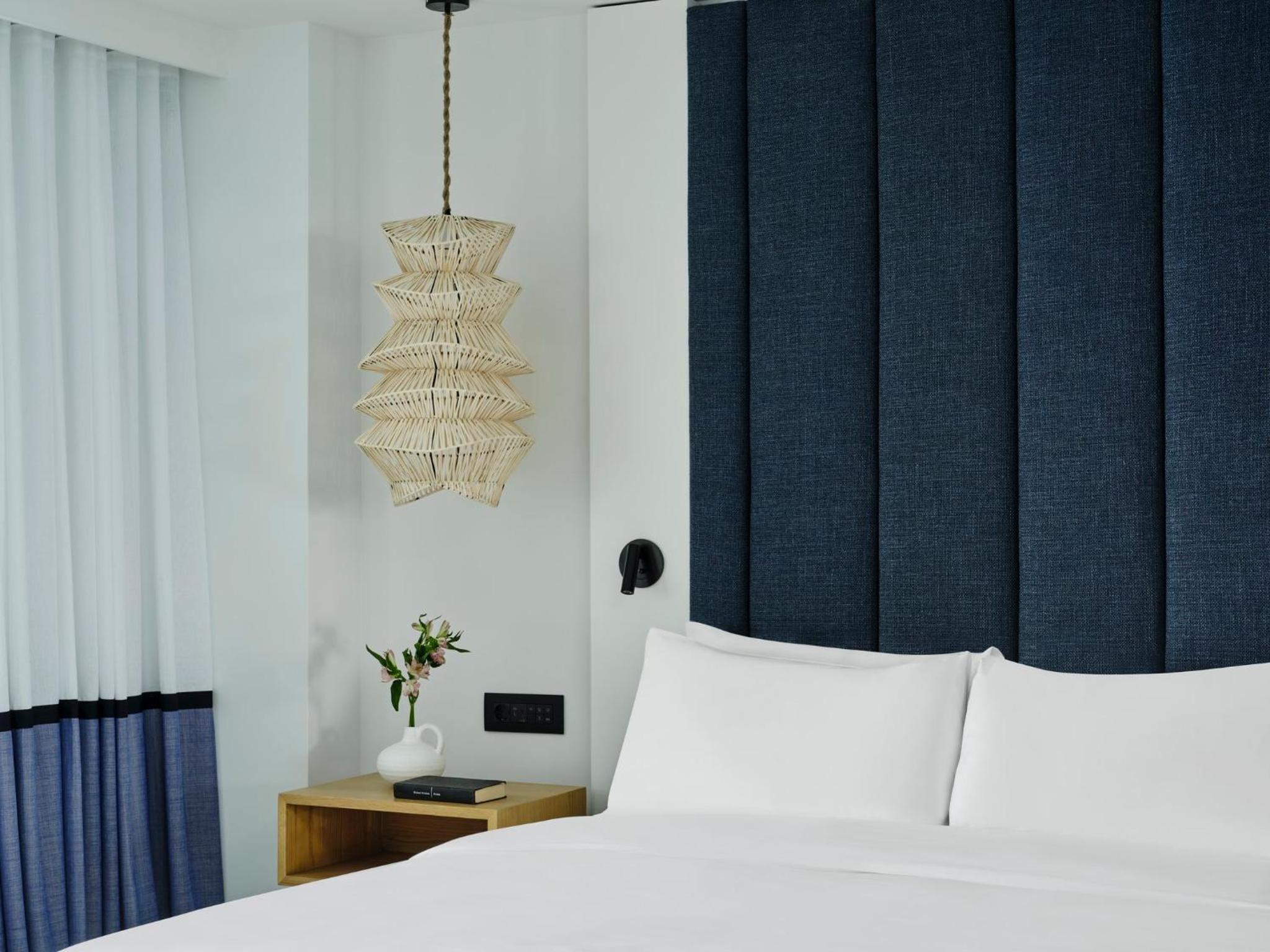 Premium Queen Room with Two Queen Beds thumbnail 5
