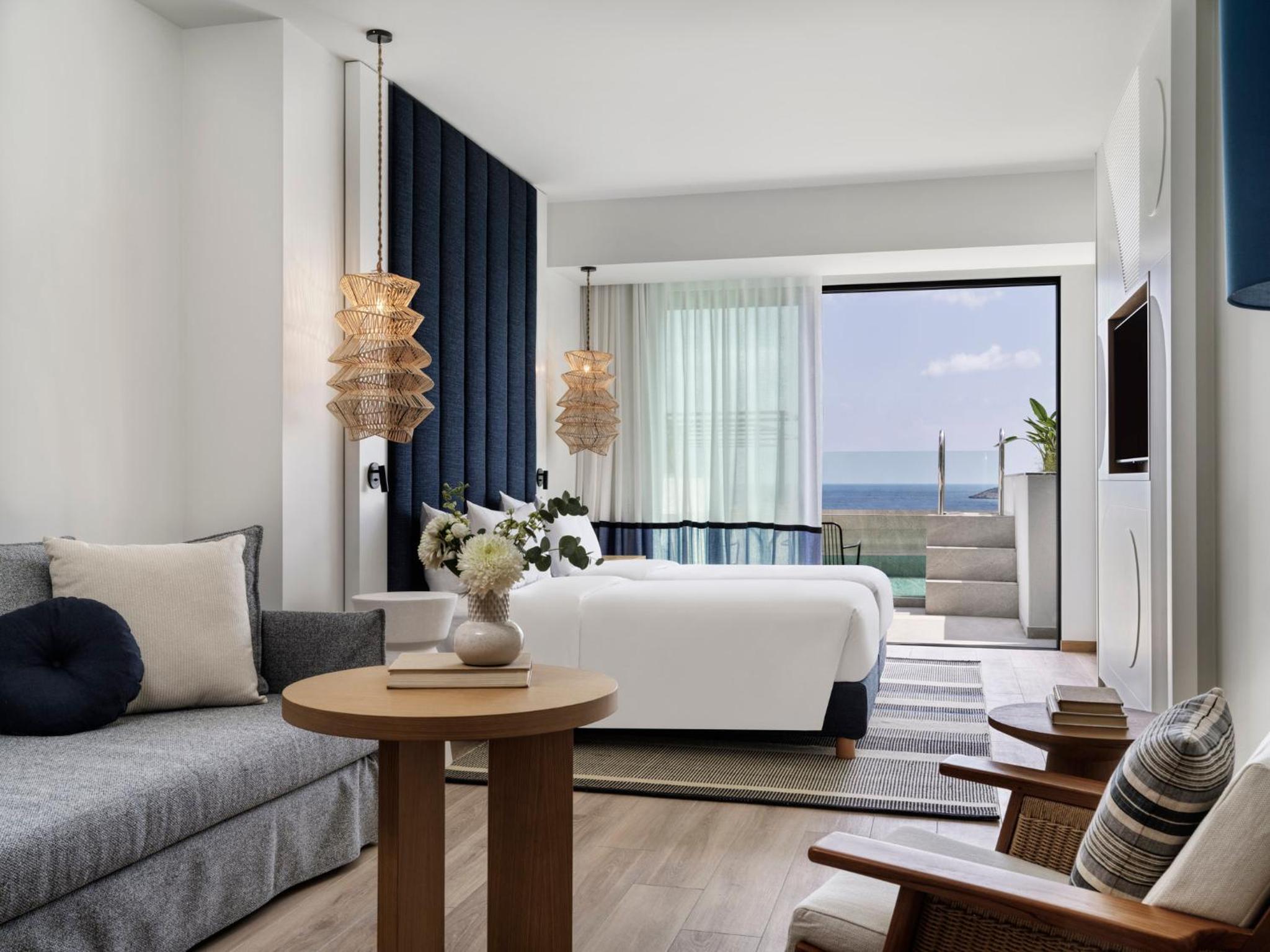 Junior Twin Suite with Private Plunge Pool and Sea View