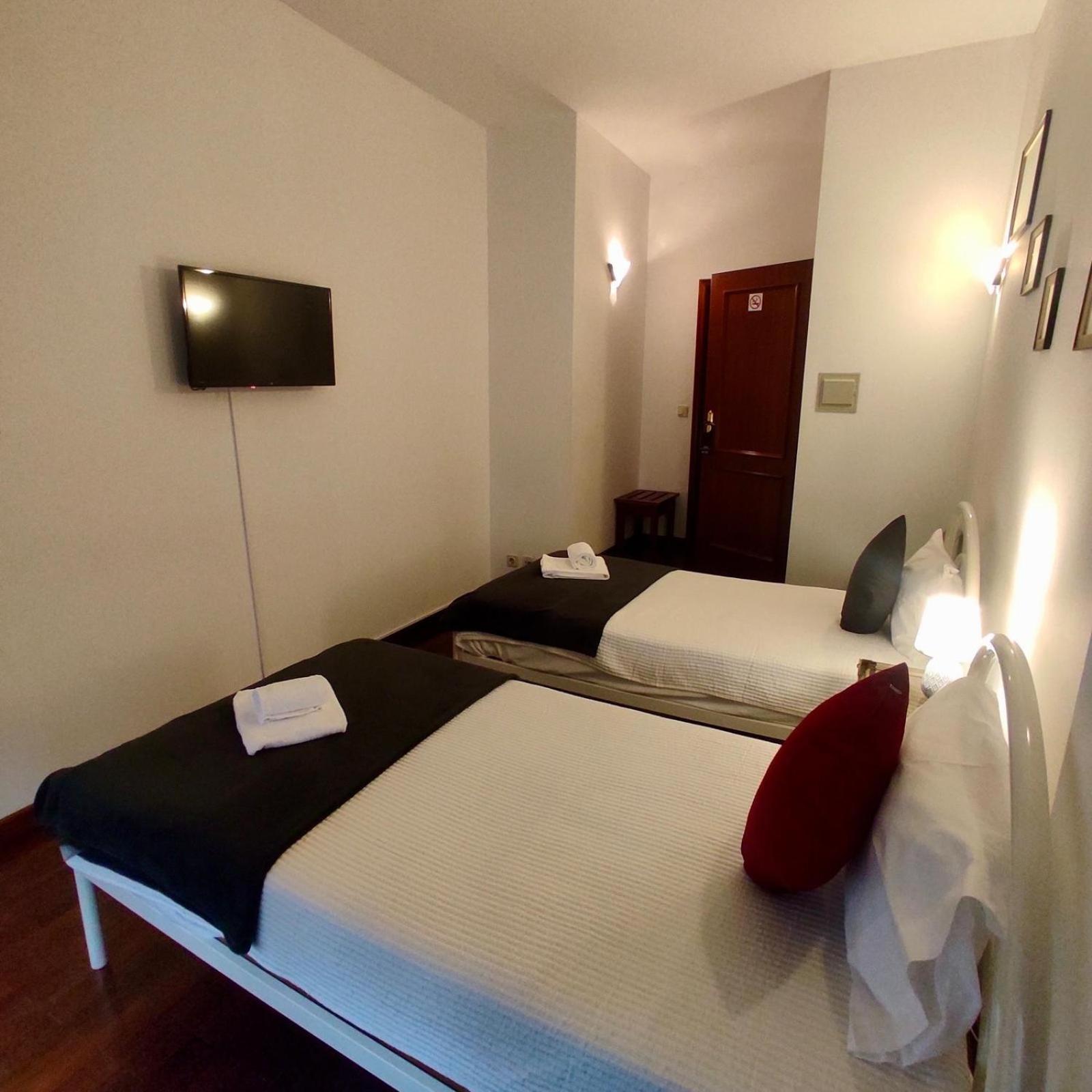 Twin Room with Private Bathroom - Photo 3