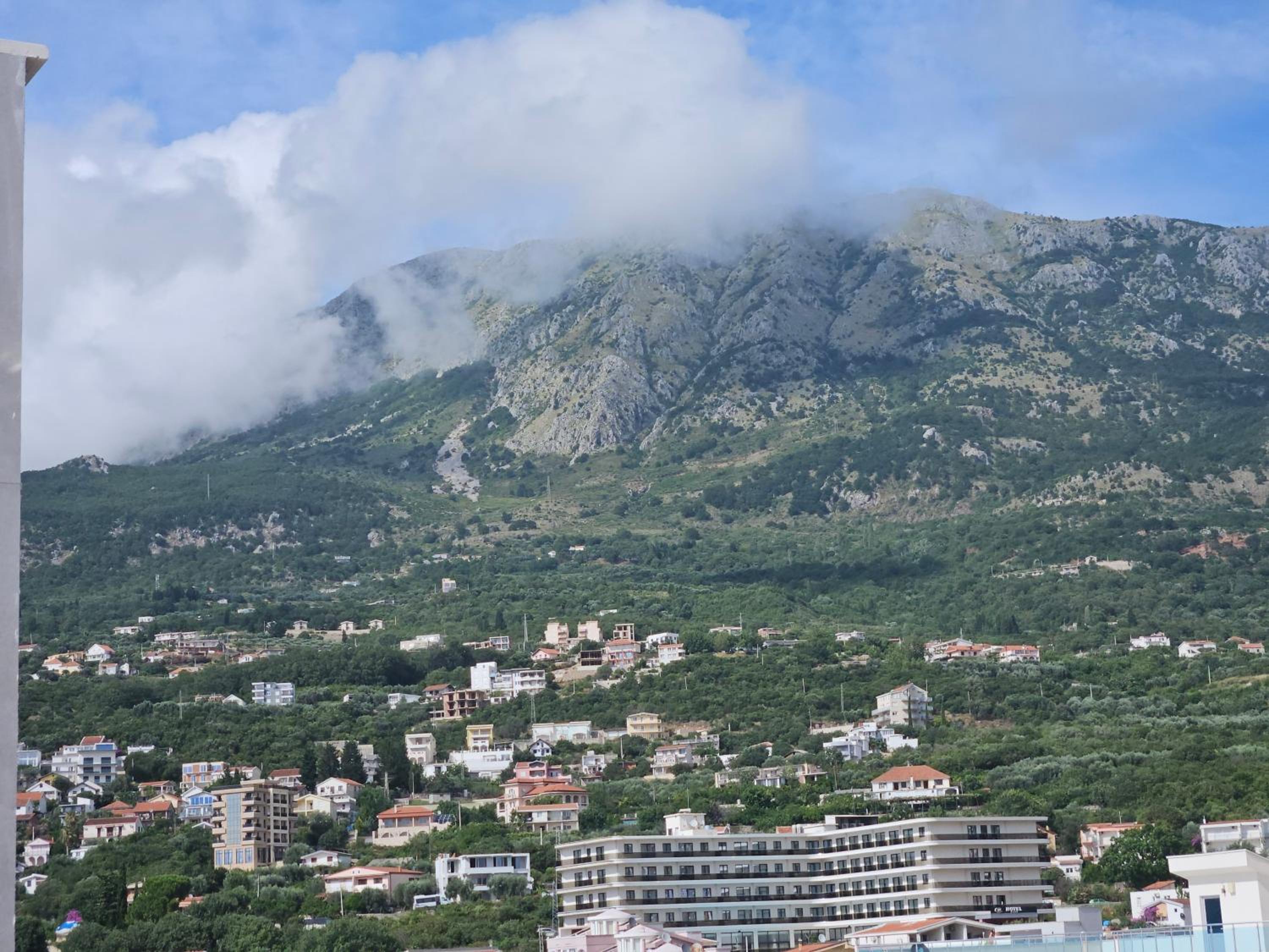 Apartment with Mountain View