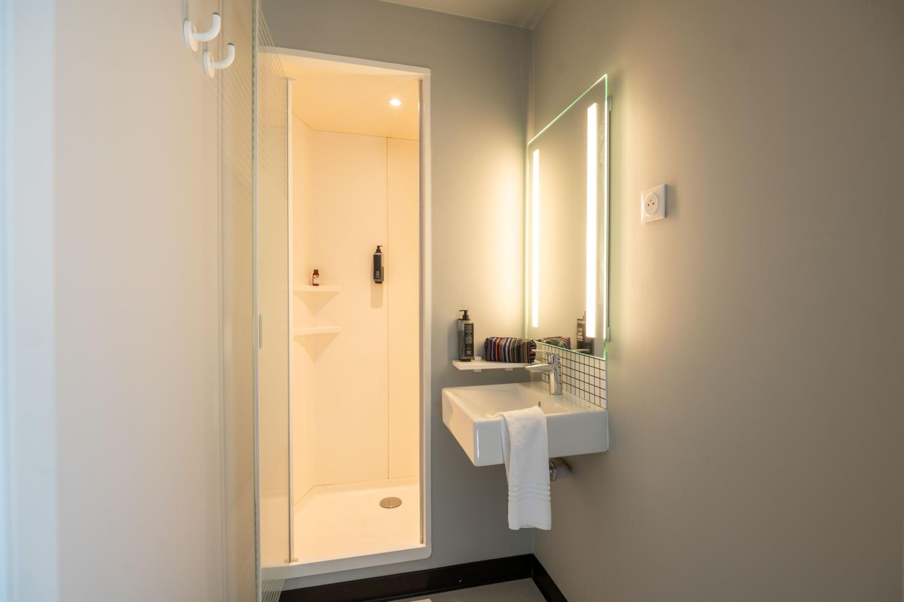 Standard Double Room - Photo 7