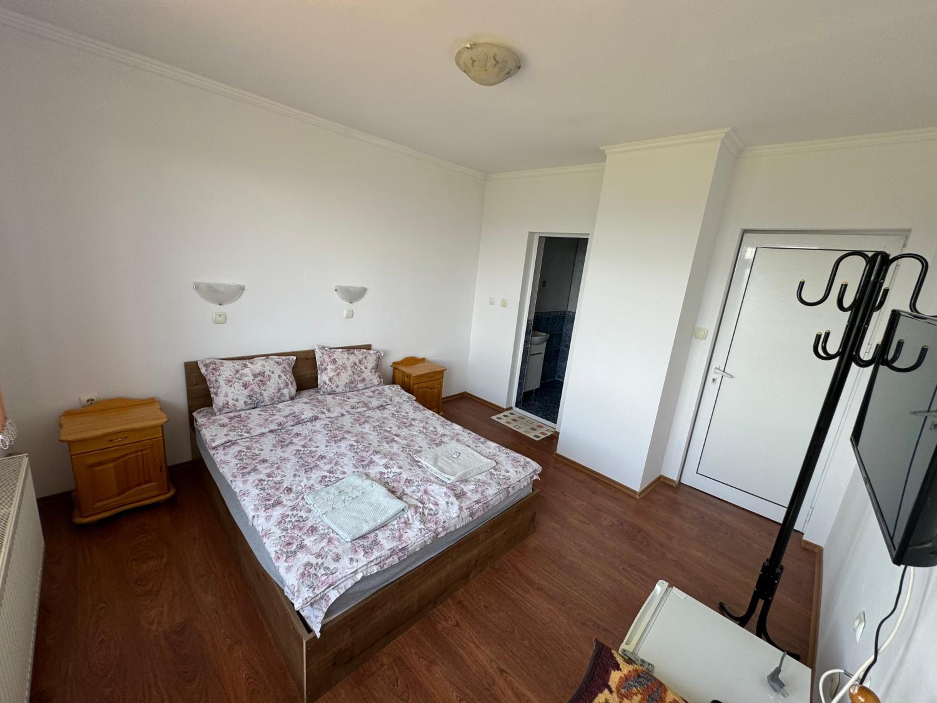 Double or Twin Room with Private Bathroom photo 3