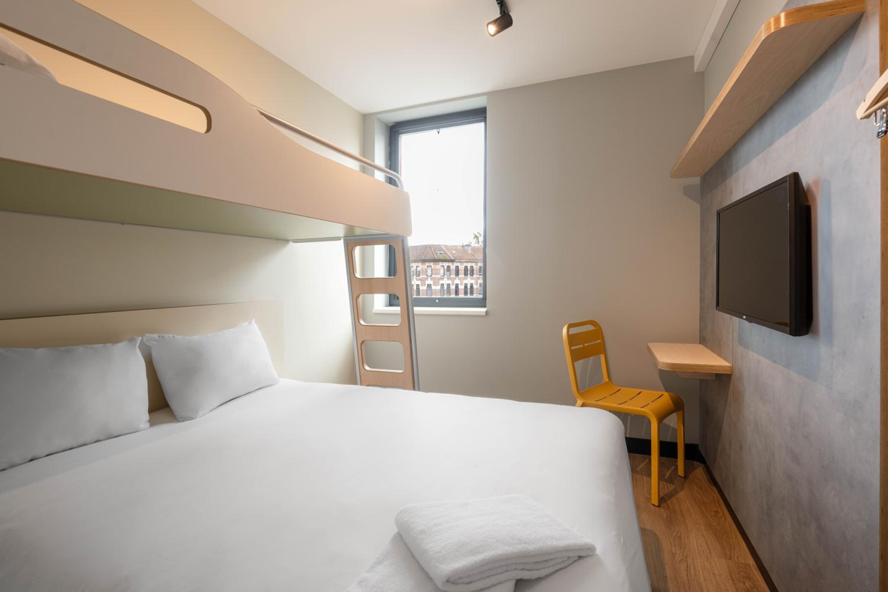 Triple Room with One Double Bed and One Bunk Bed - Photo 3