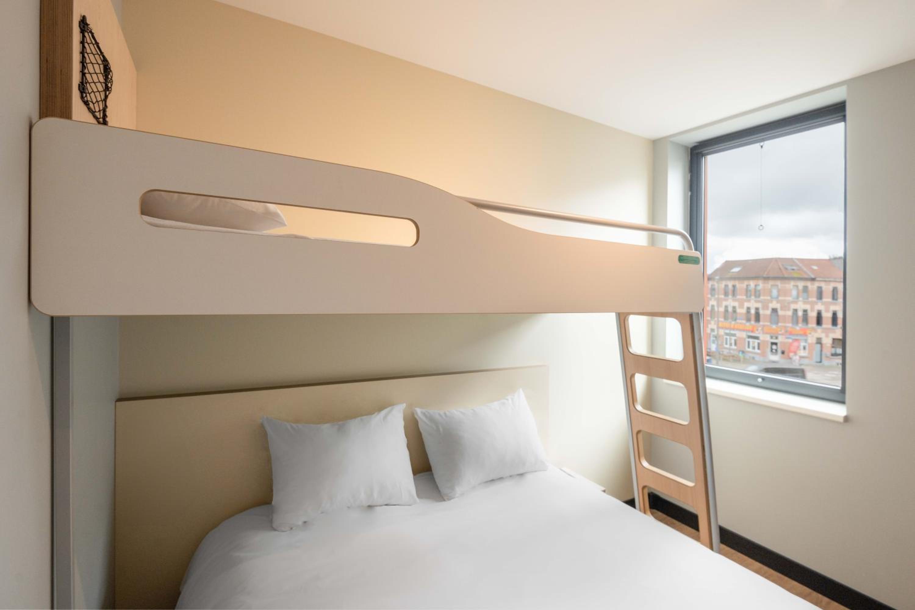 Triple Room with One Double Bed and One Bunk Bed - Photo 2