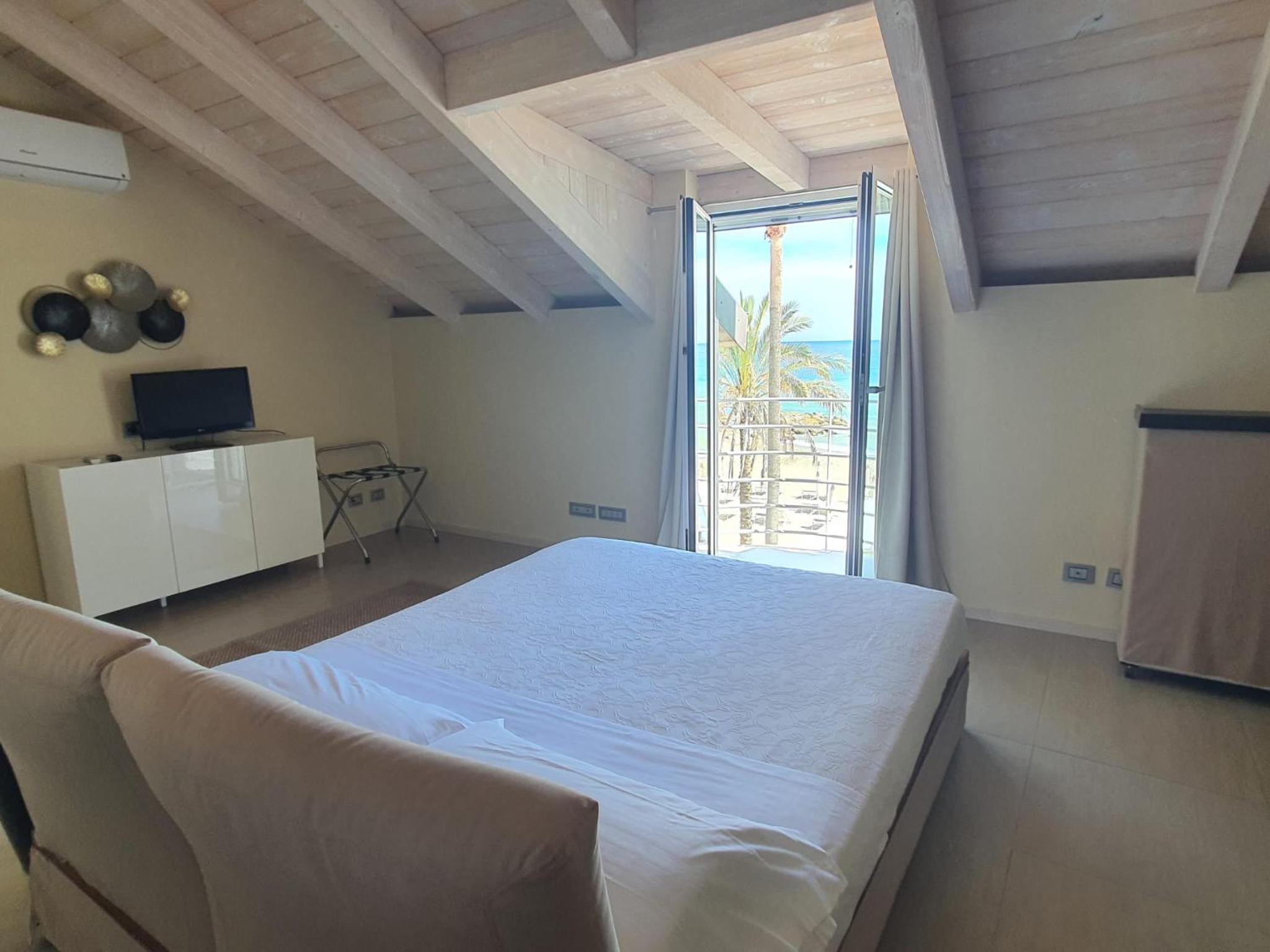 Deluxe Suite with Sea View photo 1