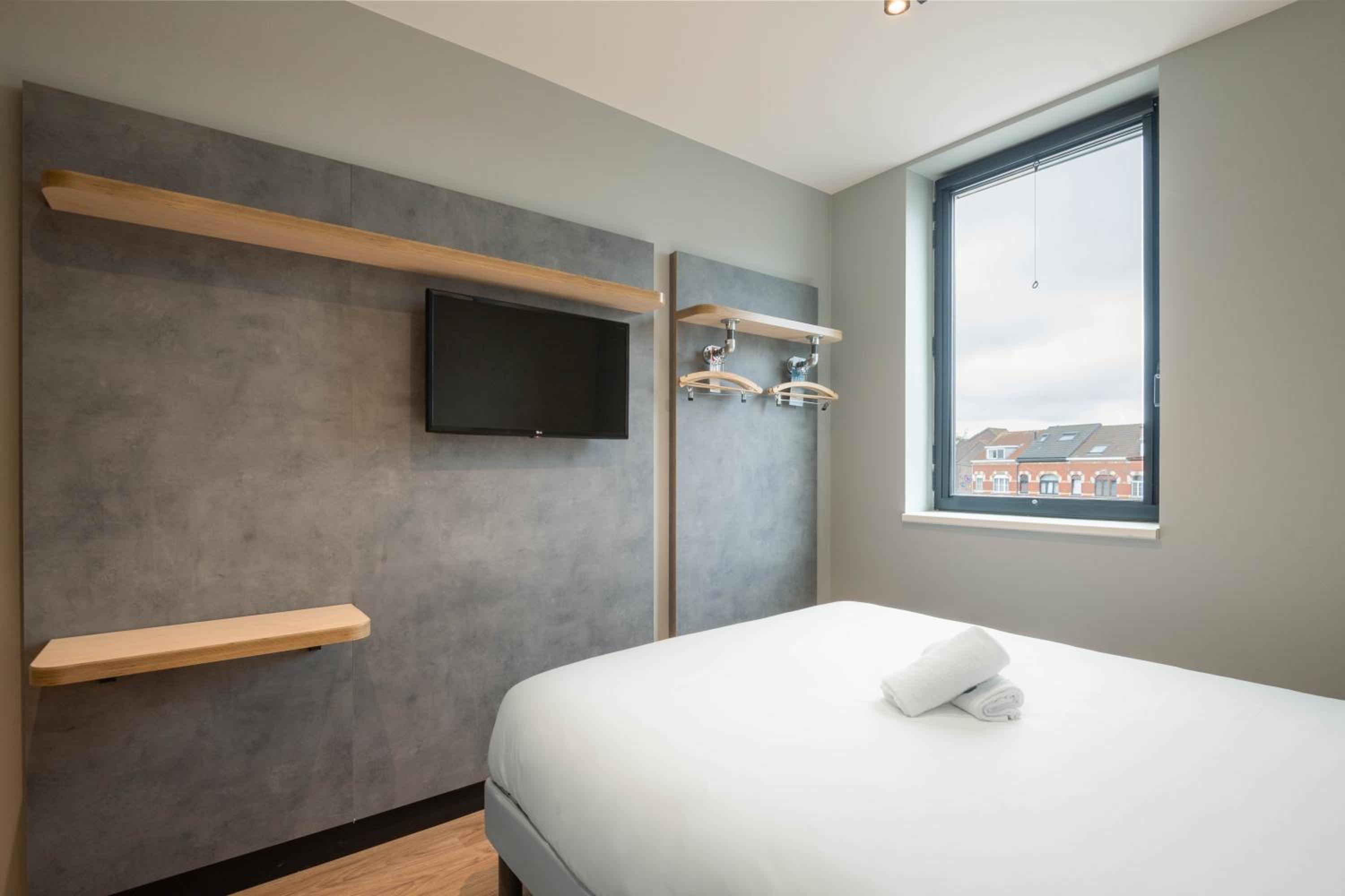 Triple Room with One Double Bed and One Bunk Bed - Photo 8