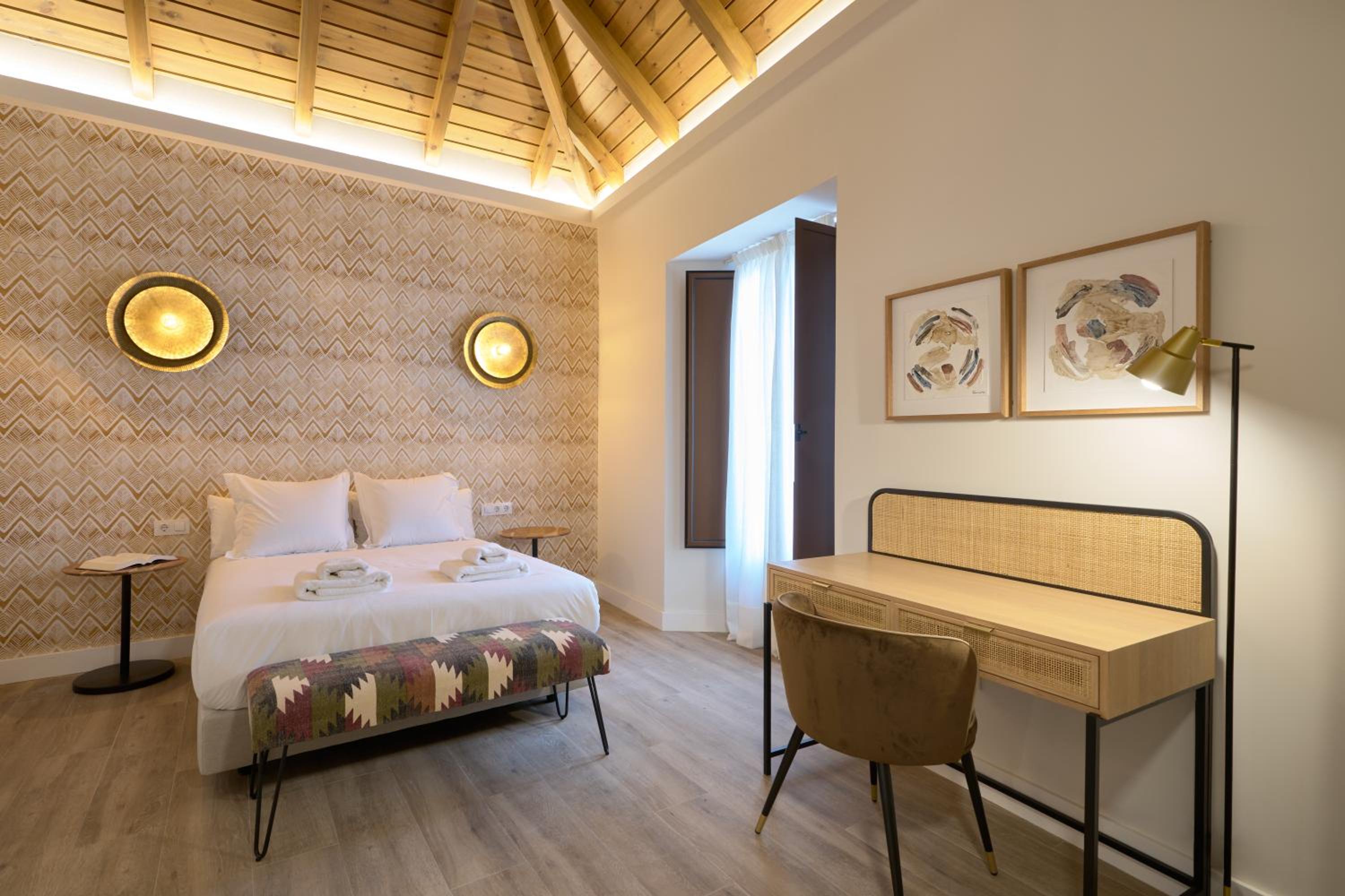 Apartamento Premium con dos habitaciones y techo de madera.