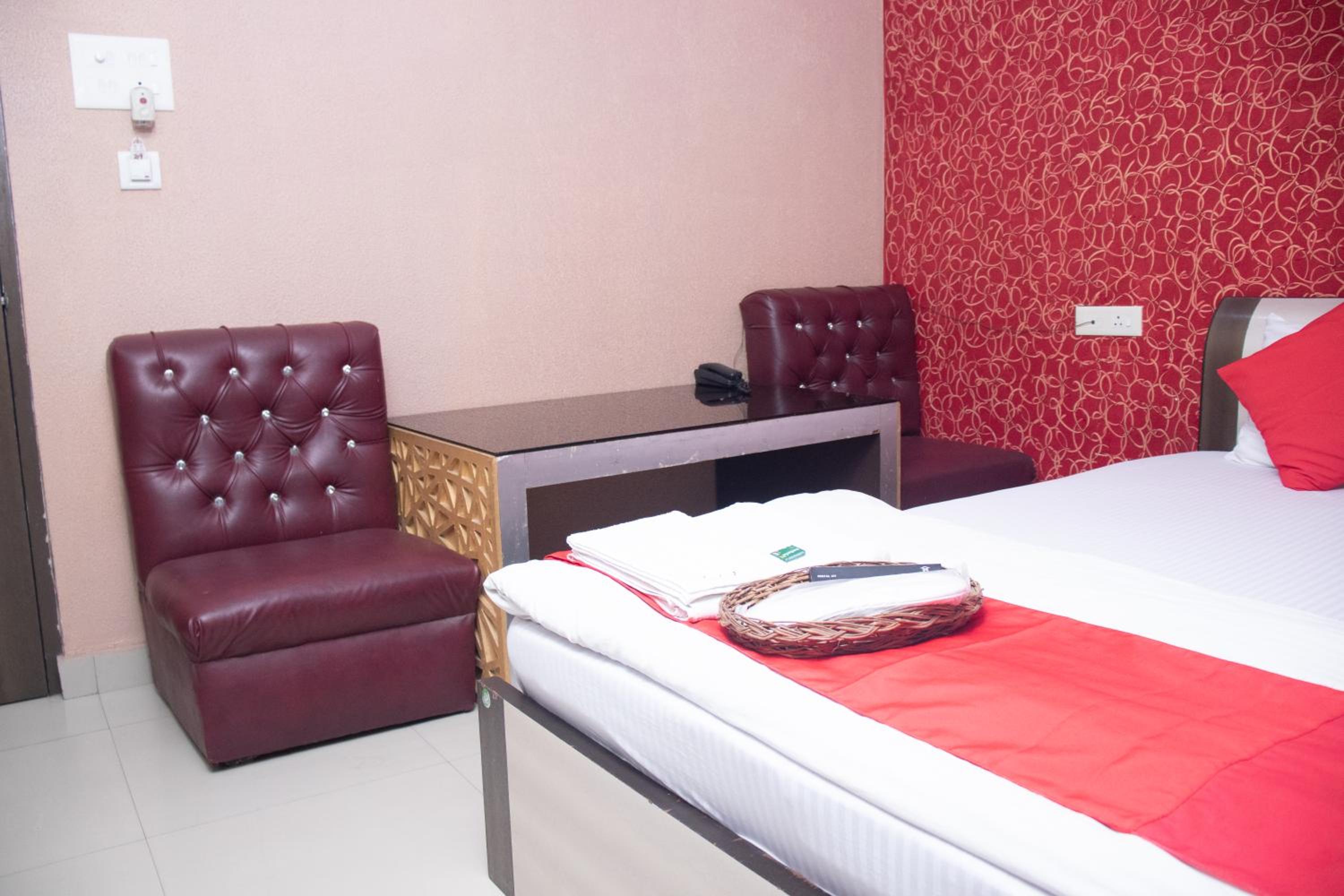 Deluxe Double Room (2 Adults + 1 Child) - Photo 8