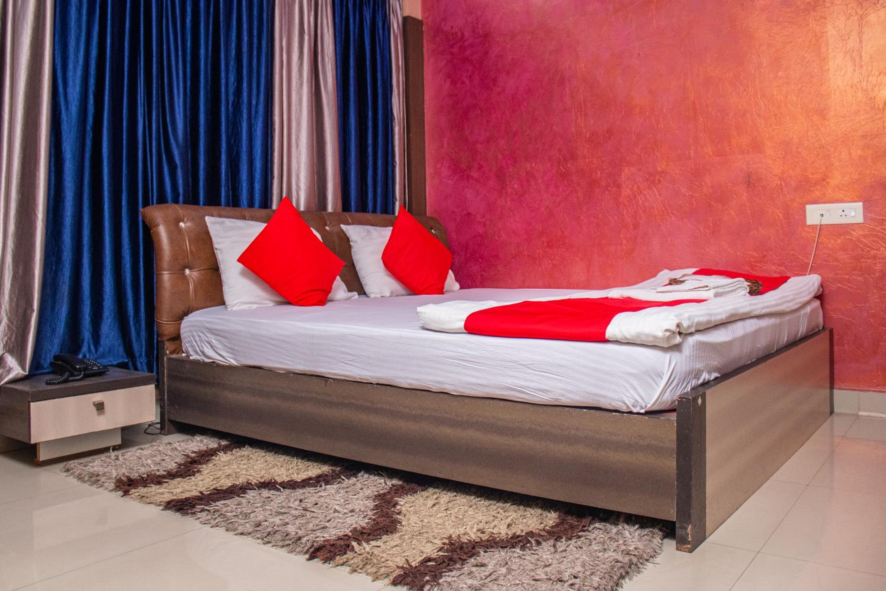 Deluxe Double Room (2 Adults + 1 Child) - Photo 1