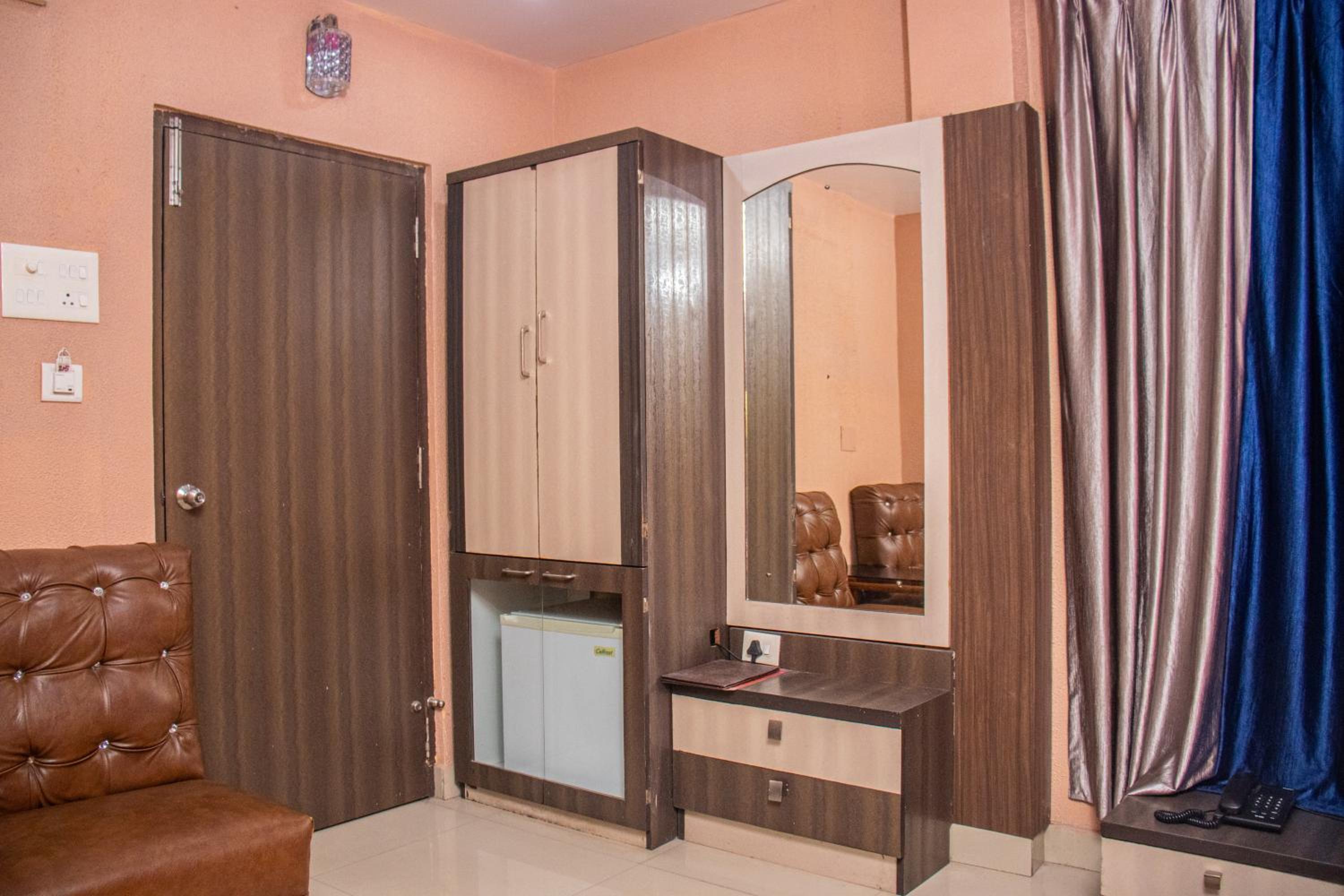 Deluxe Double Room (2 Adults + 1 Child) - Photo 7