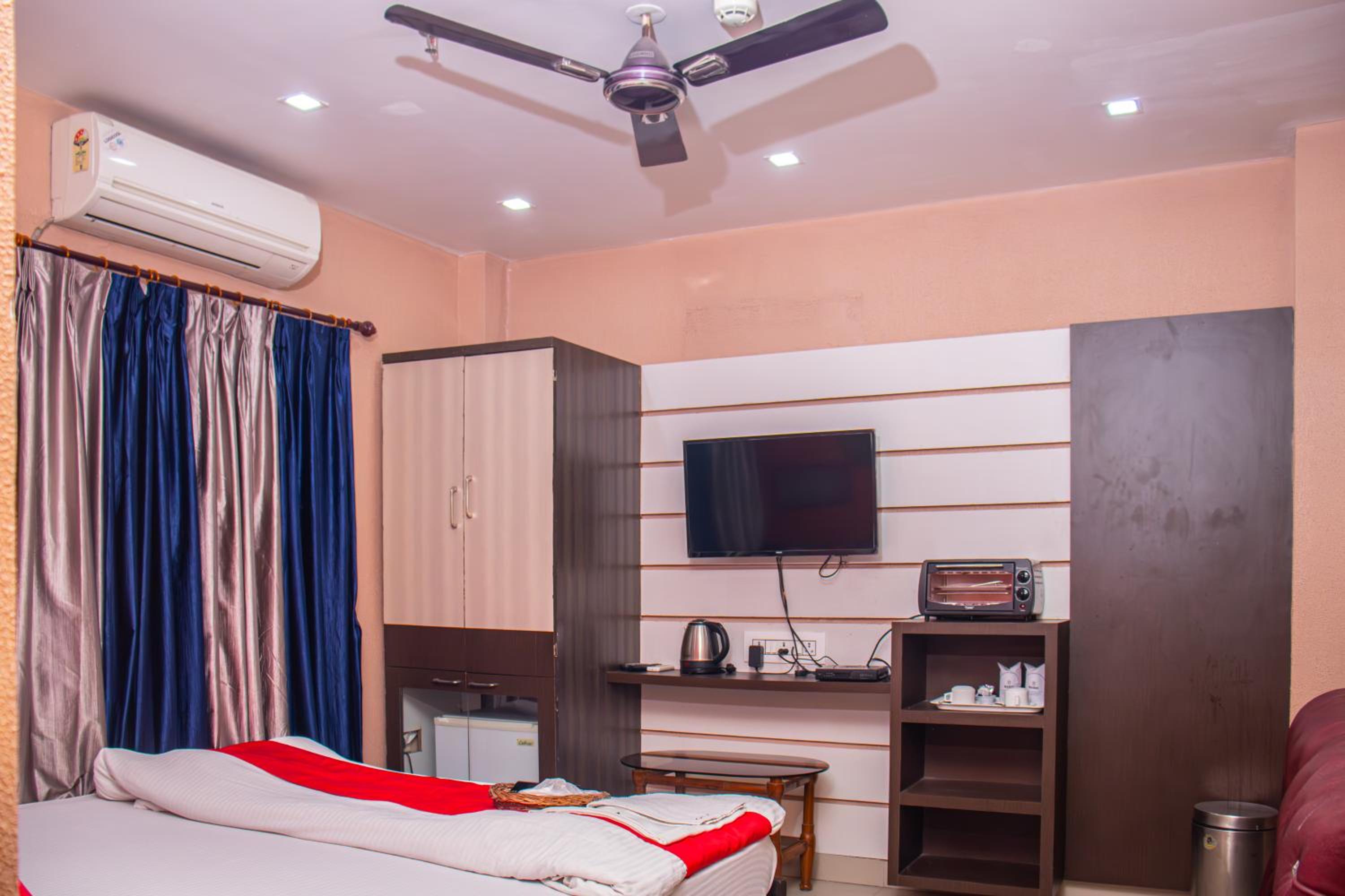 Deluxe Double Room (2 Adults + 1 Child) - Photo 13