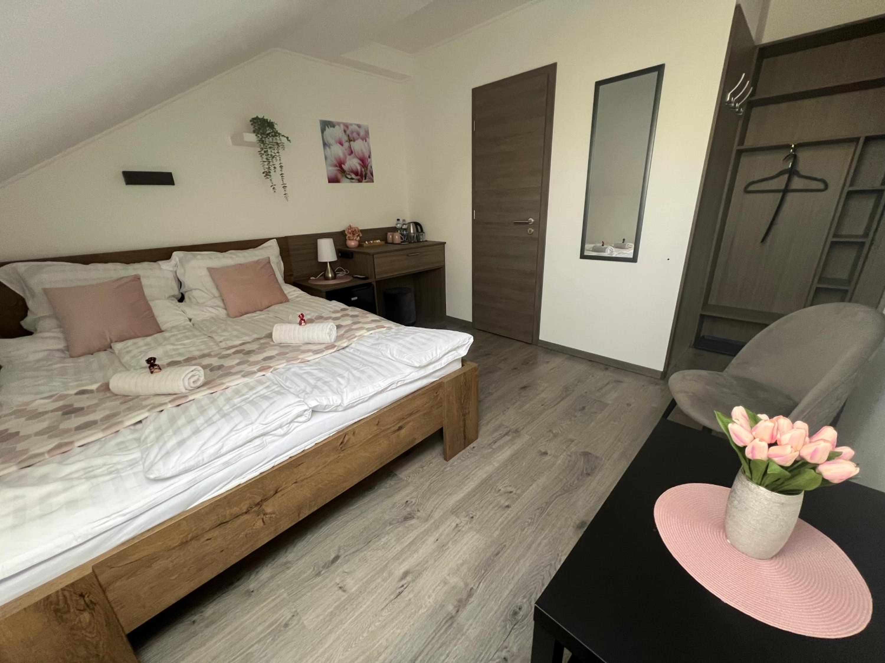 Standard Queen Room photo 2
