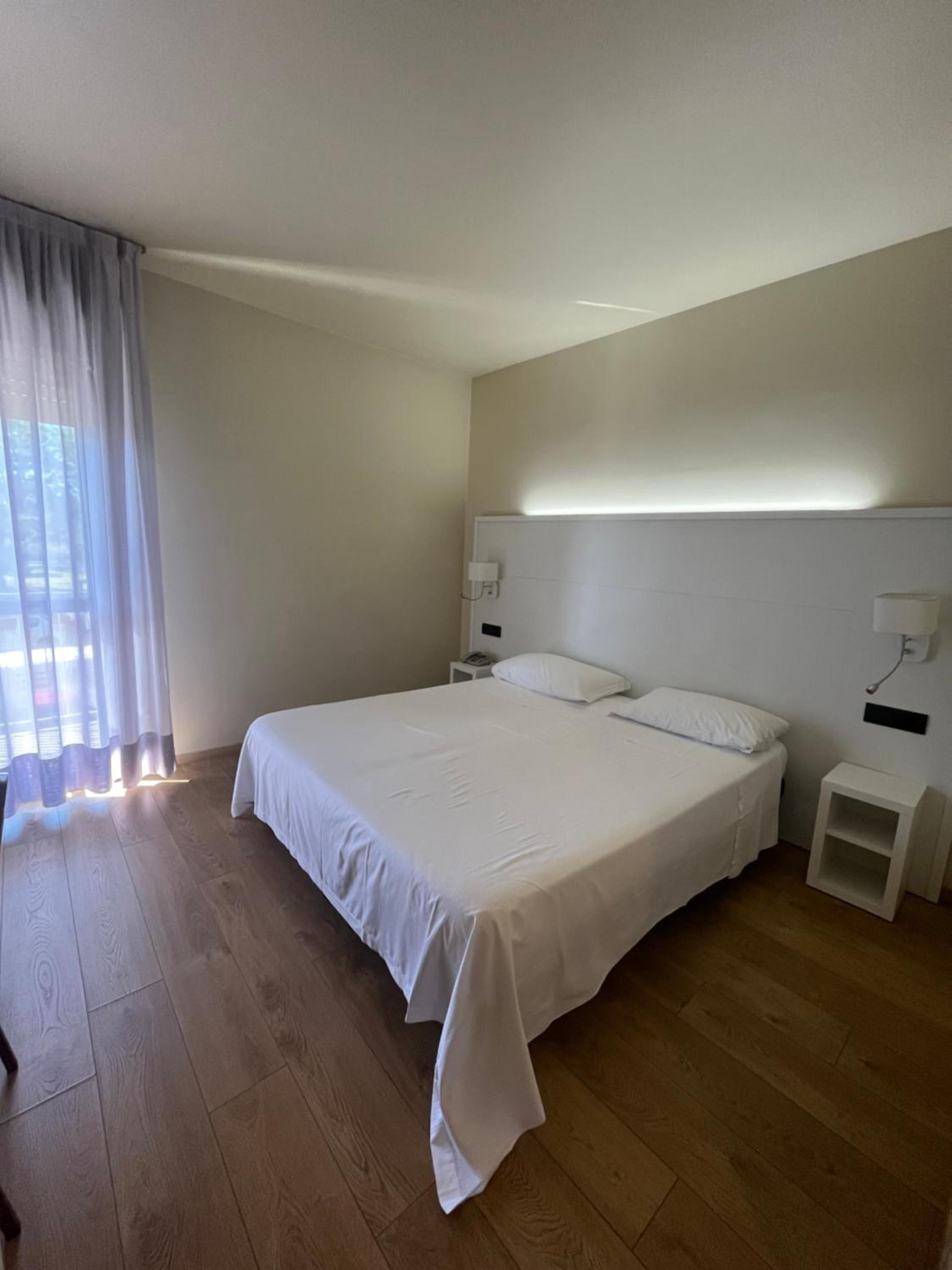 Double or Twin Room with Balcony - Photo 2