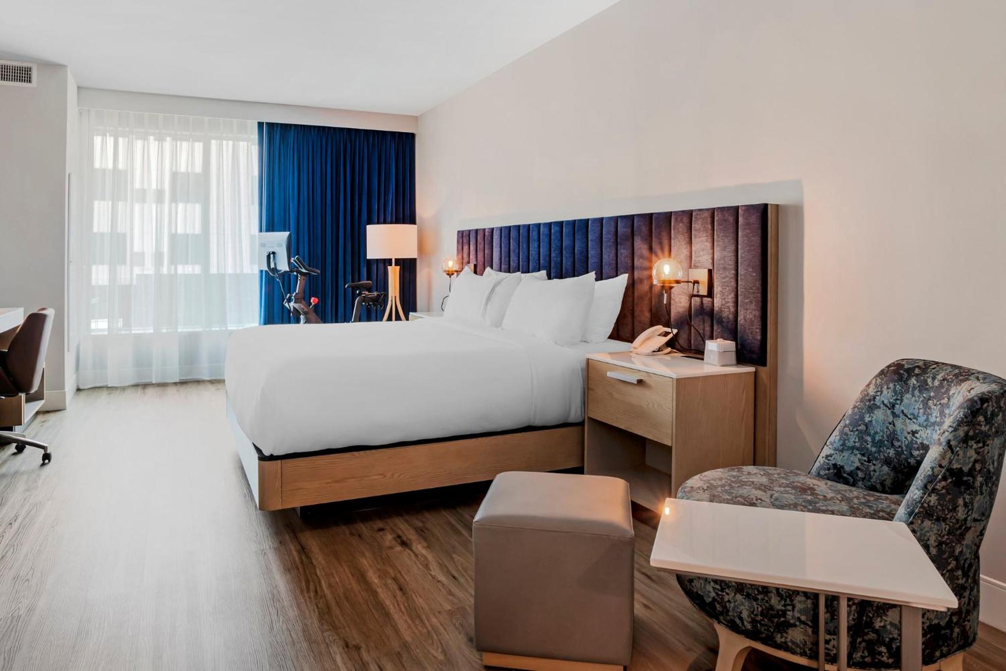 Premium King Room with Pool View - Photo 1