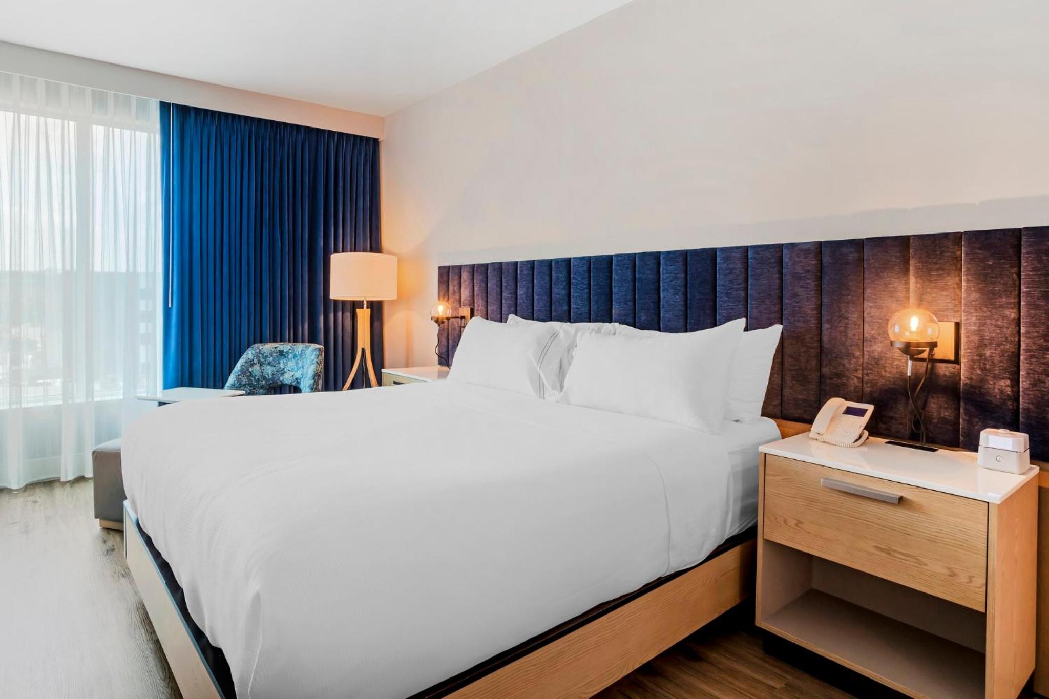 Premium King Room - Communications and Mobility Accessible - Photo 4