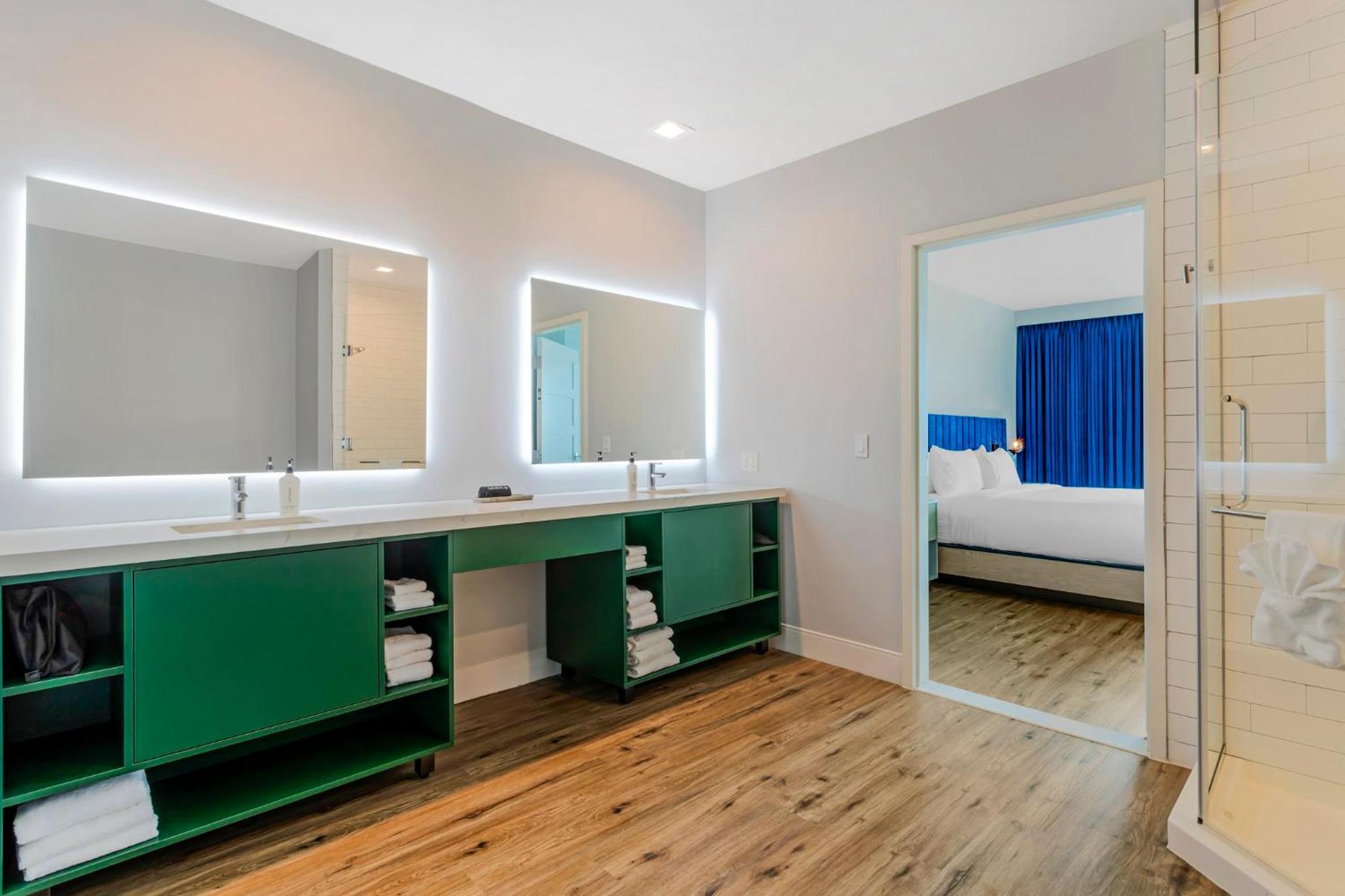 One-Bedroom Suite with Downtown and Magnolia Silos View - Photo 8