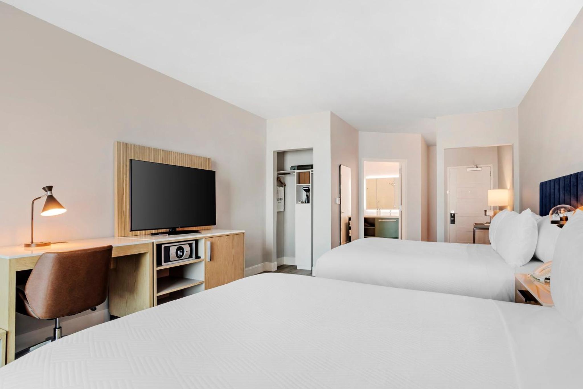 Standard Room with Two Queen Beds - Photo 12