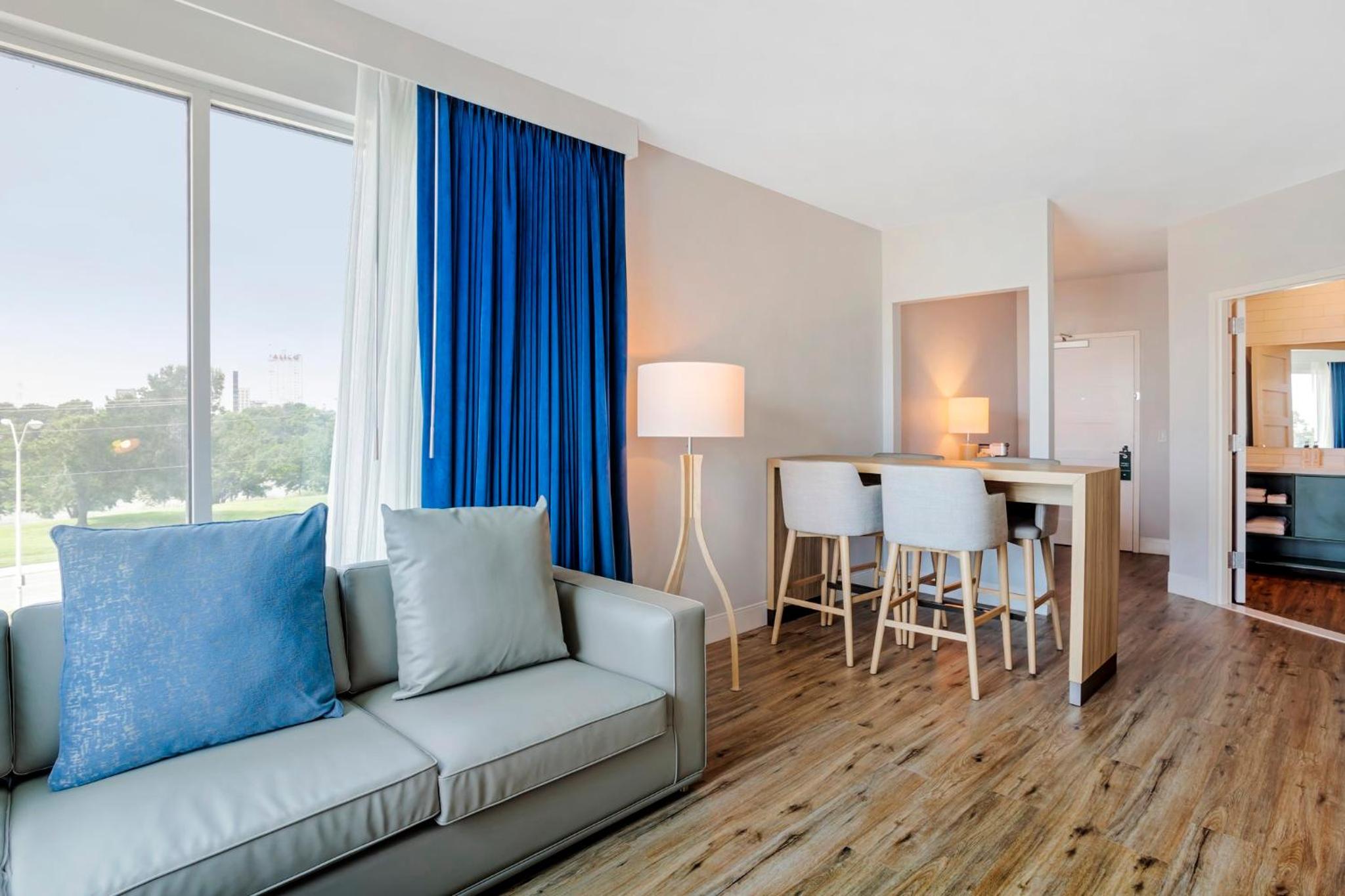 One-Bedroom Suite with Downtown and Magnolia Silos View - Photo 7