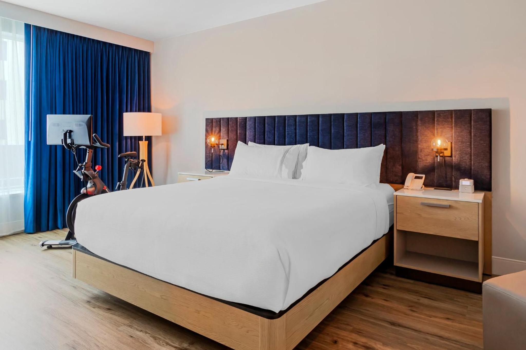 Premium King Room with Pool View - Photo 3