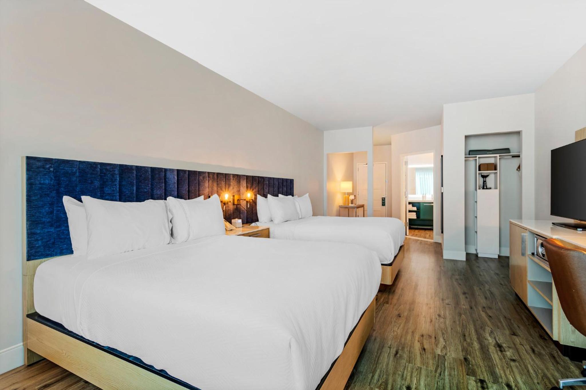 Standard Room with Two Queen Beds - Photo 1