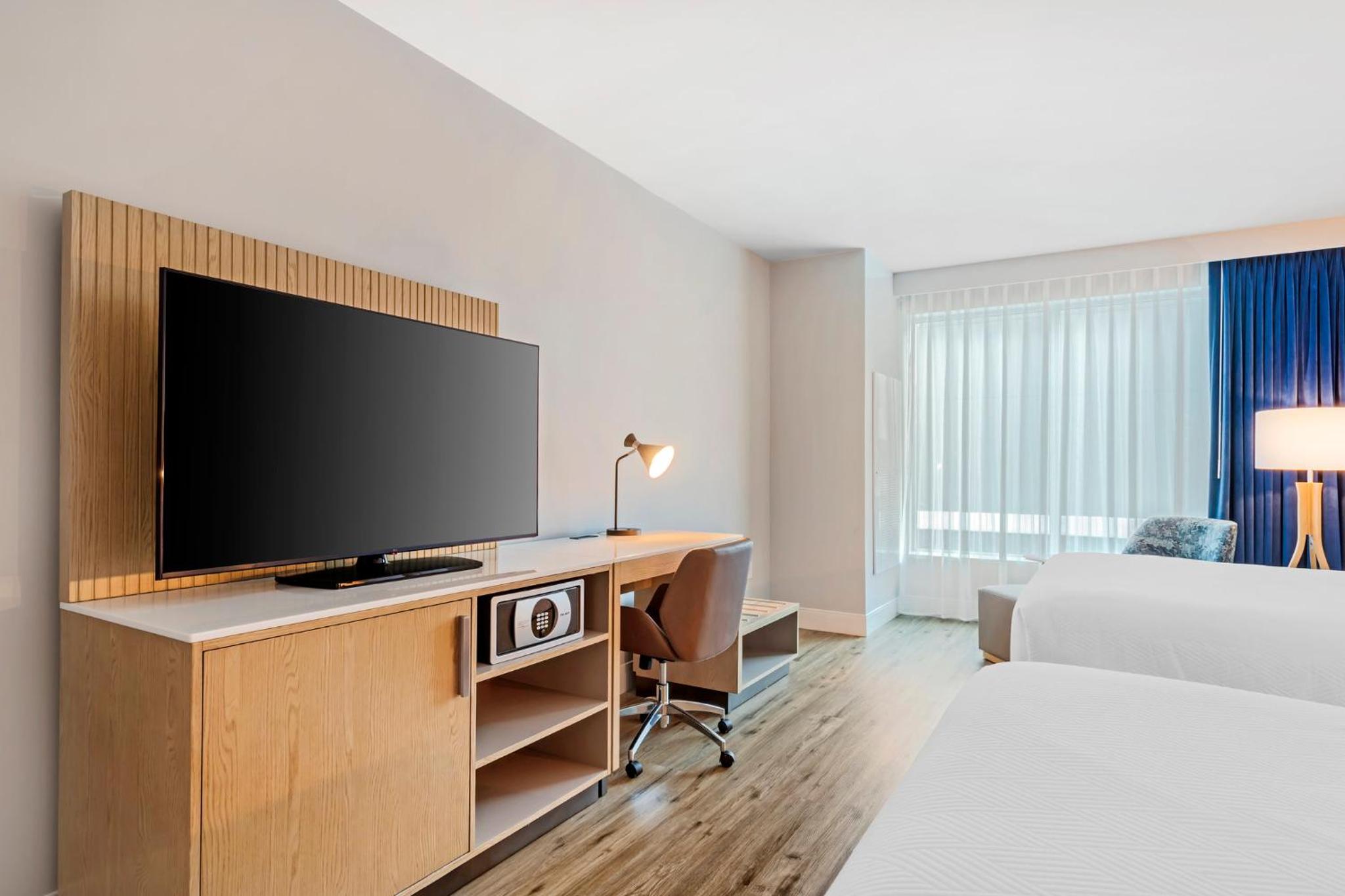 Standard Room with Two Queen Beds - Photo 8