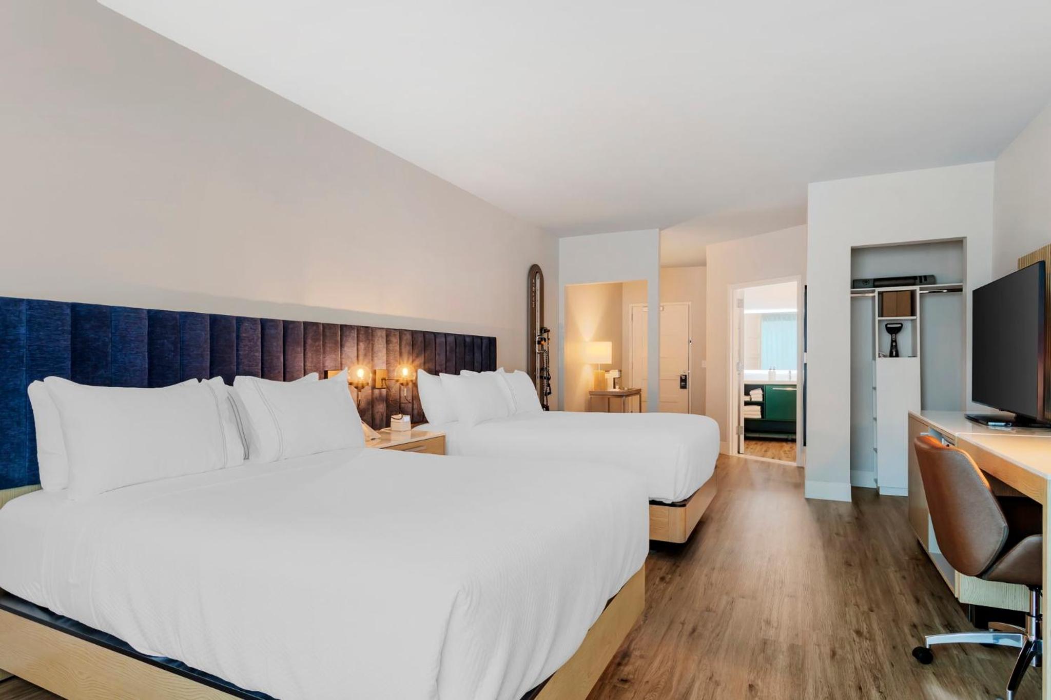 Premium Queen Room with Two Queen Beds - Photo 7