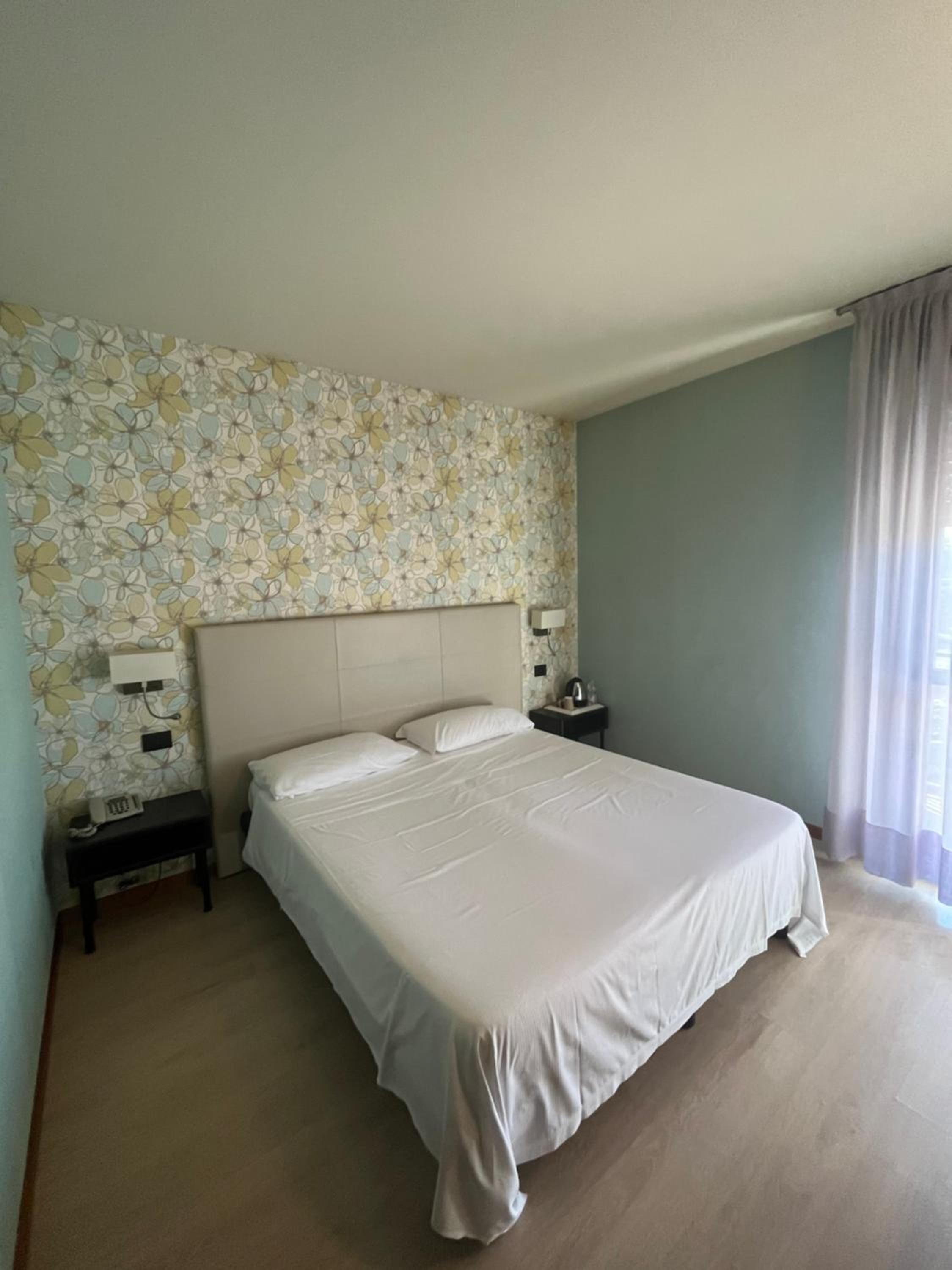 Standard Double or Twin Room with Balcony - Photo 4
