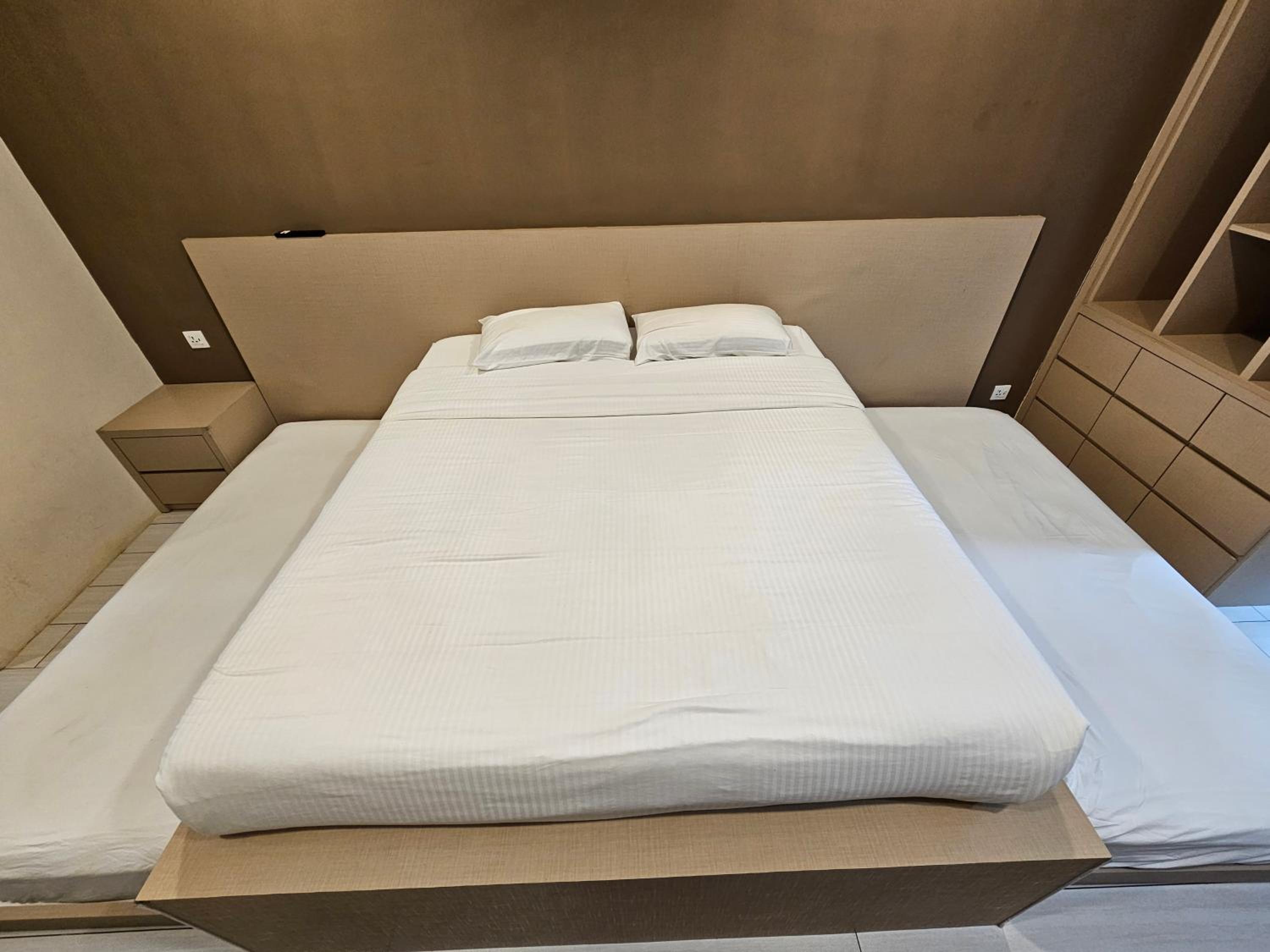 Standard Queen Room with Two Queen Beds - Photo 3