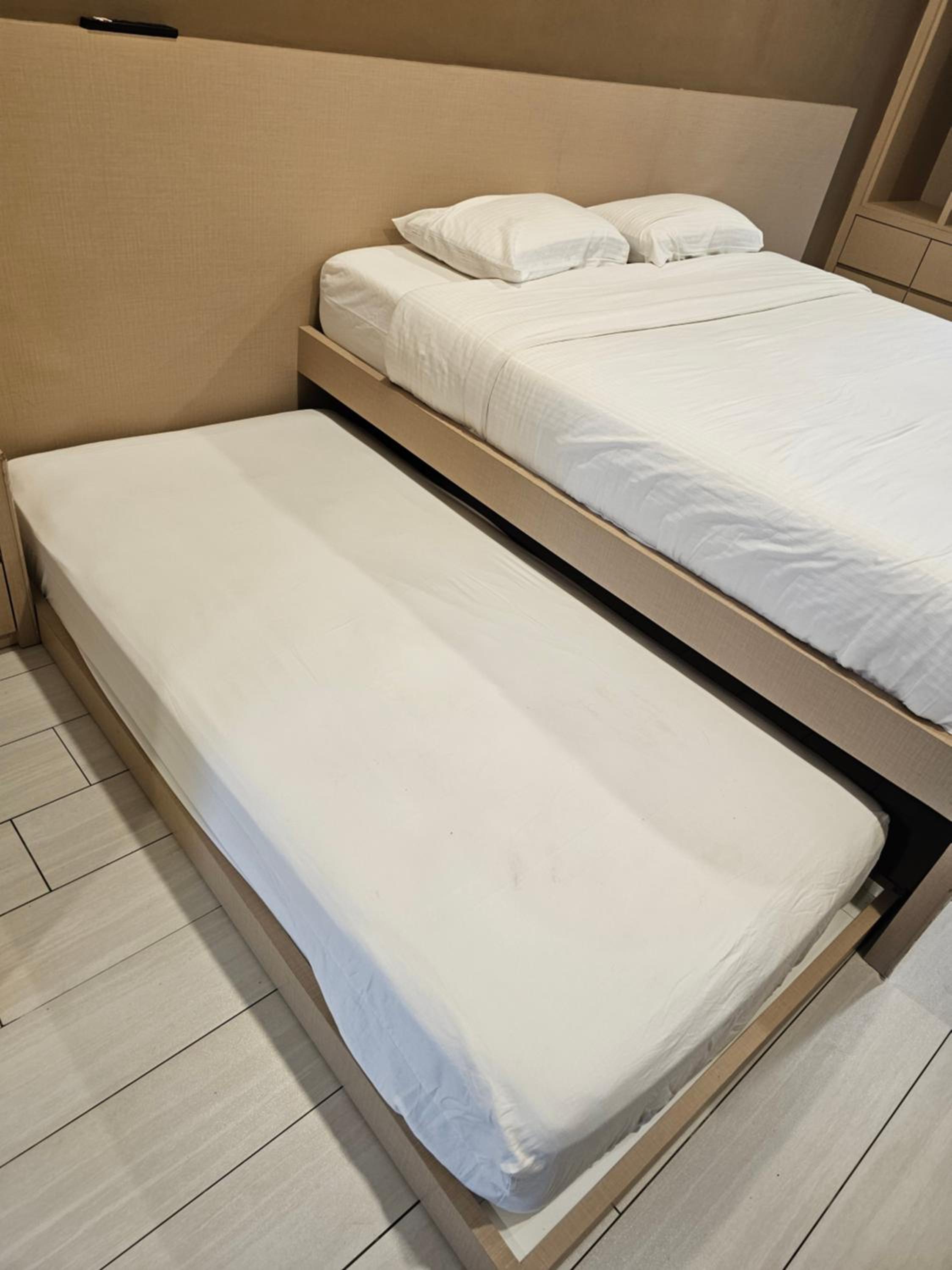 Standard Queen Room with Two Queen Beds - Photo 2