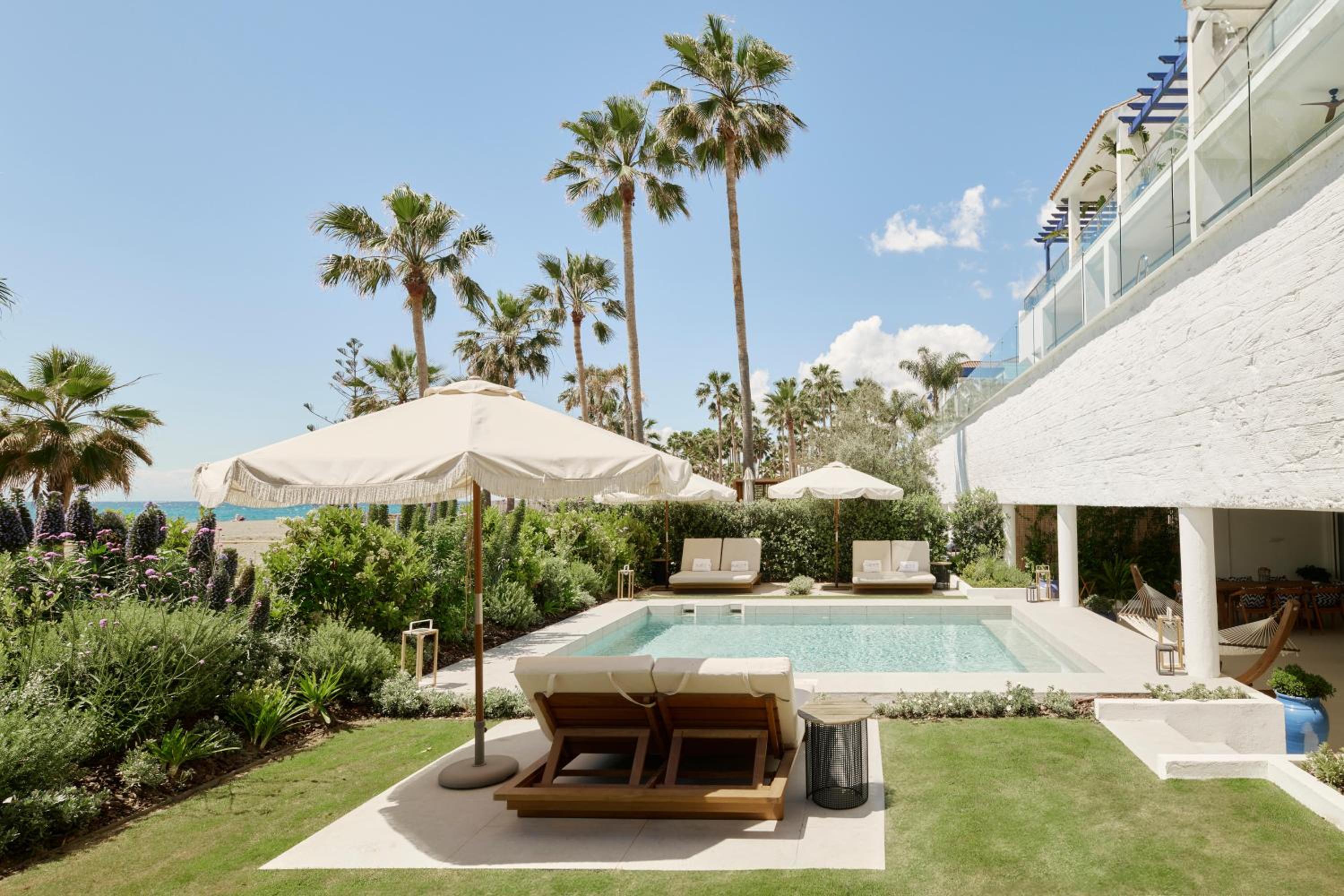Grand Suite with Private Pool and Garden - Photo 3