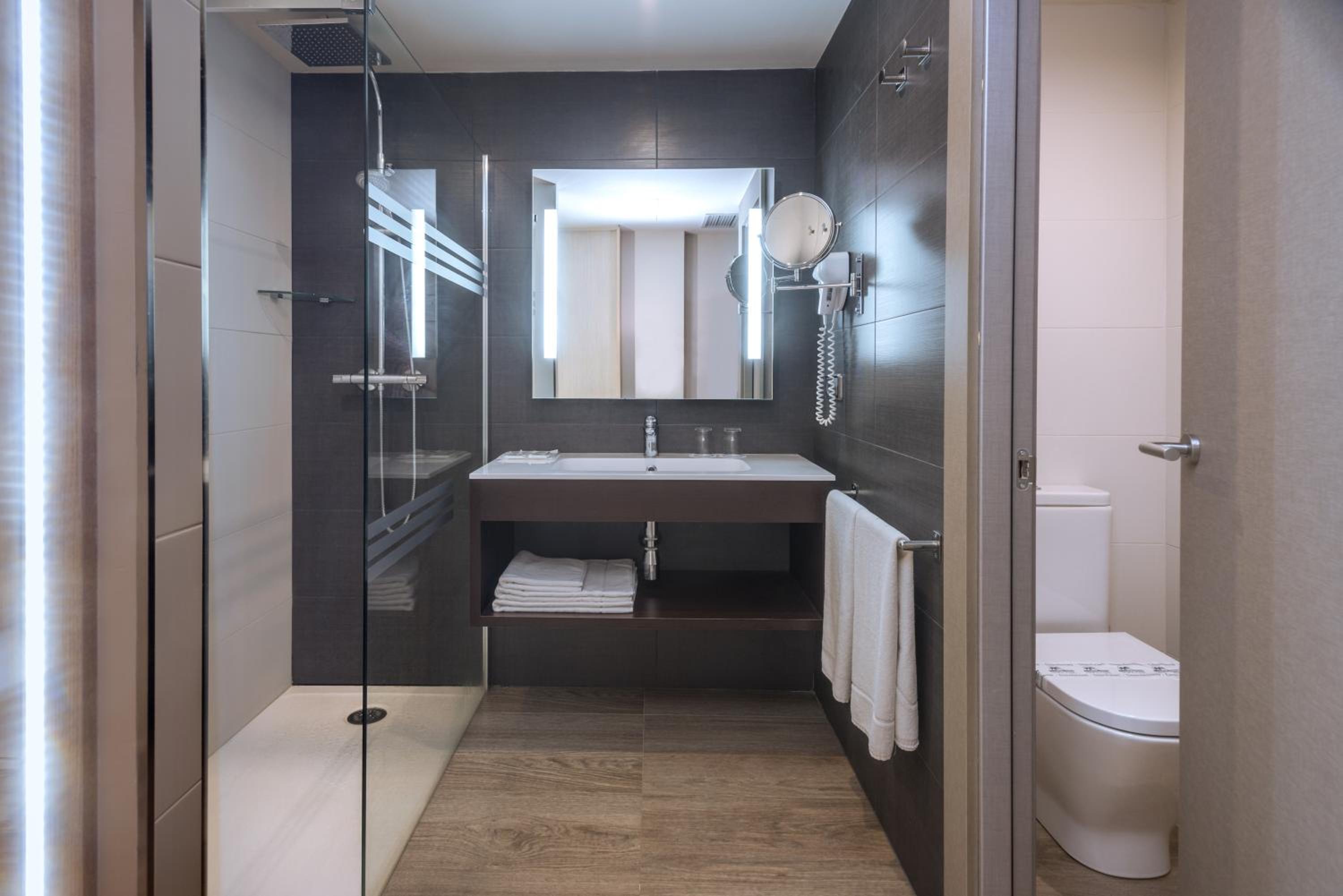 Double or Twin Room - Photo 6