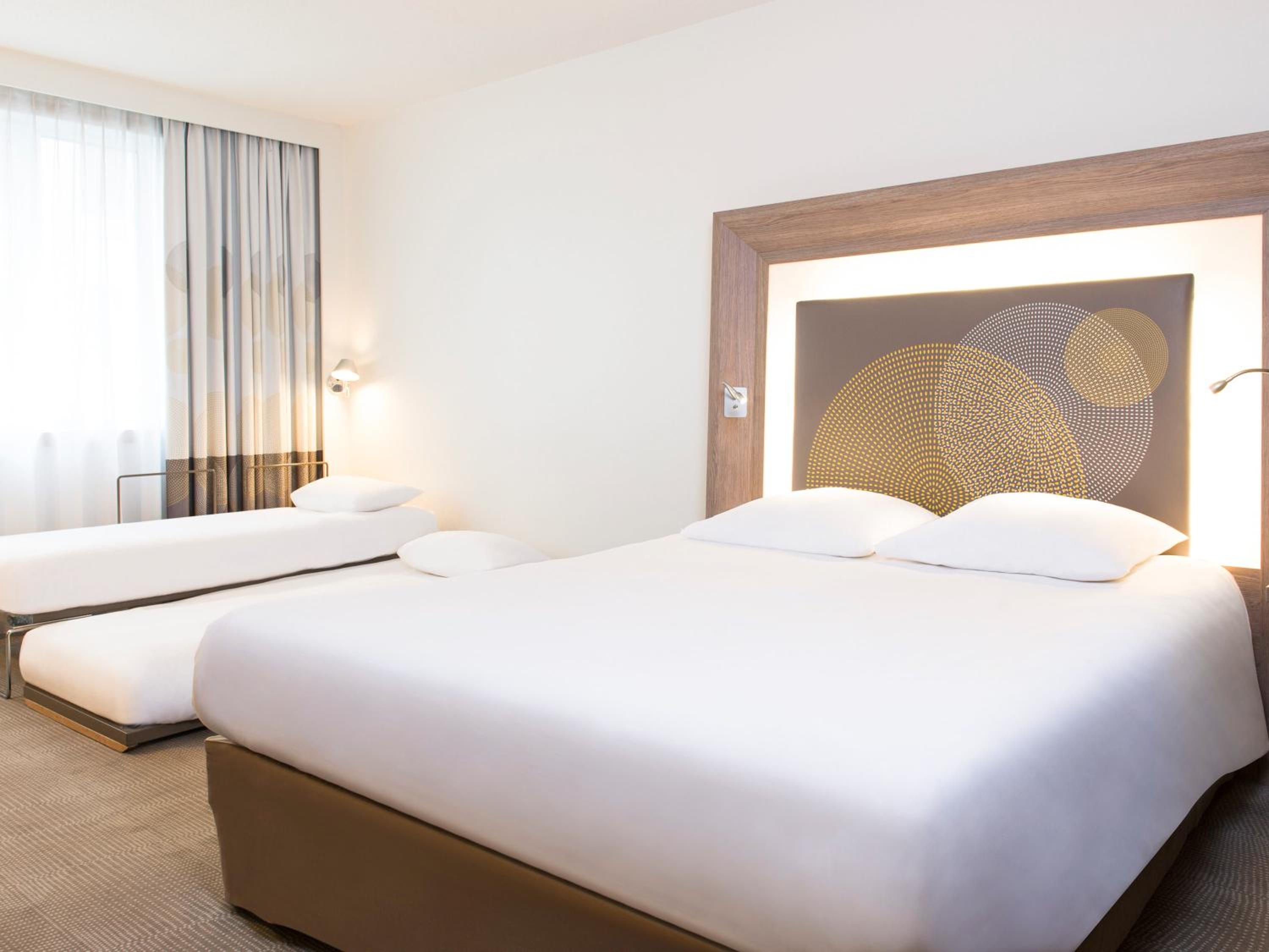 Standard Room with One Double Bed and Two Single Beds - Photo 2