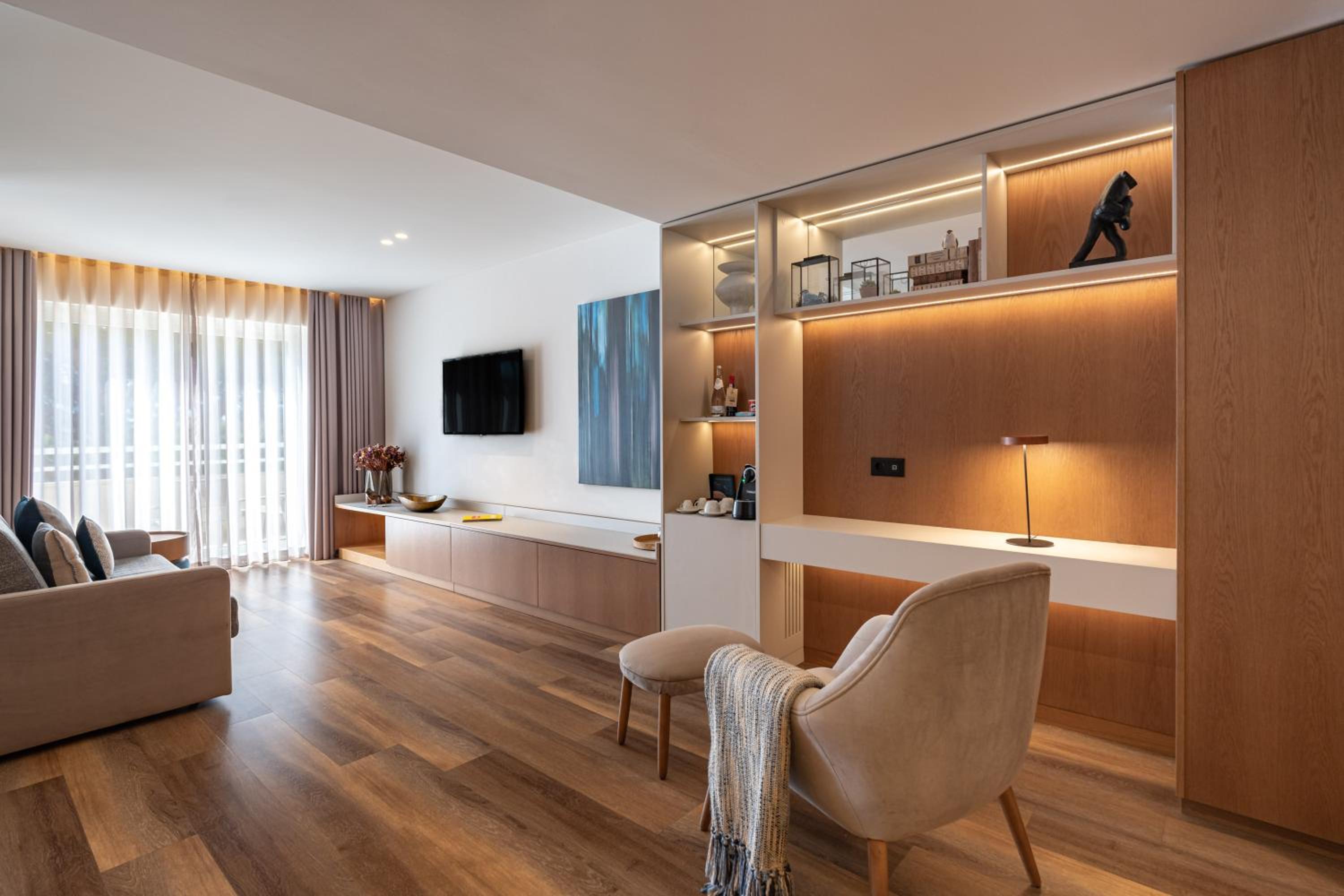 Superior Suite - Photo 8