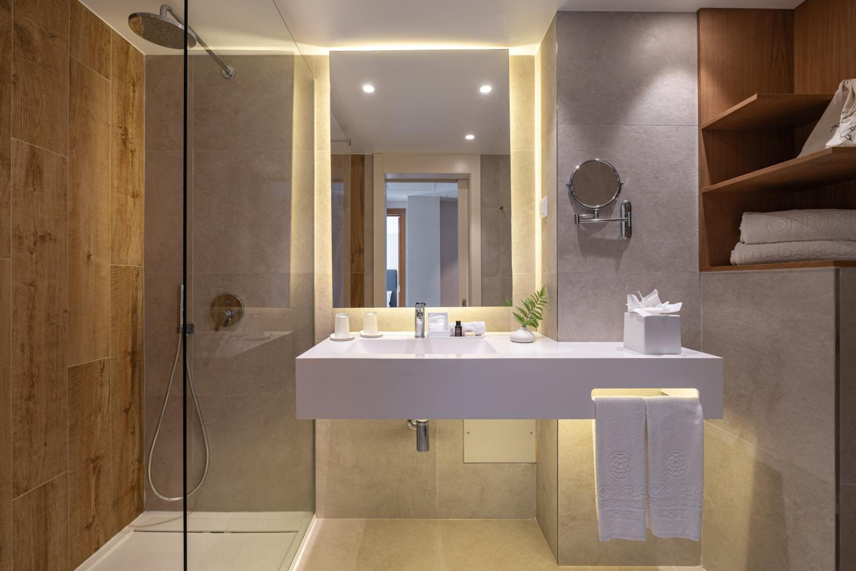 Suite with Balcony - Photo 4
