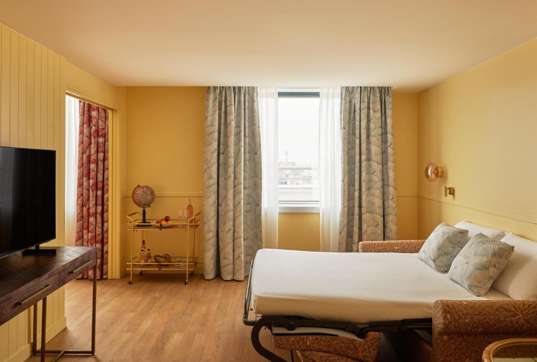 Two-Bedroom Suite with City View - Photo 2