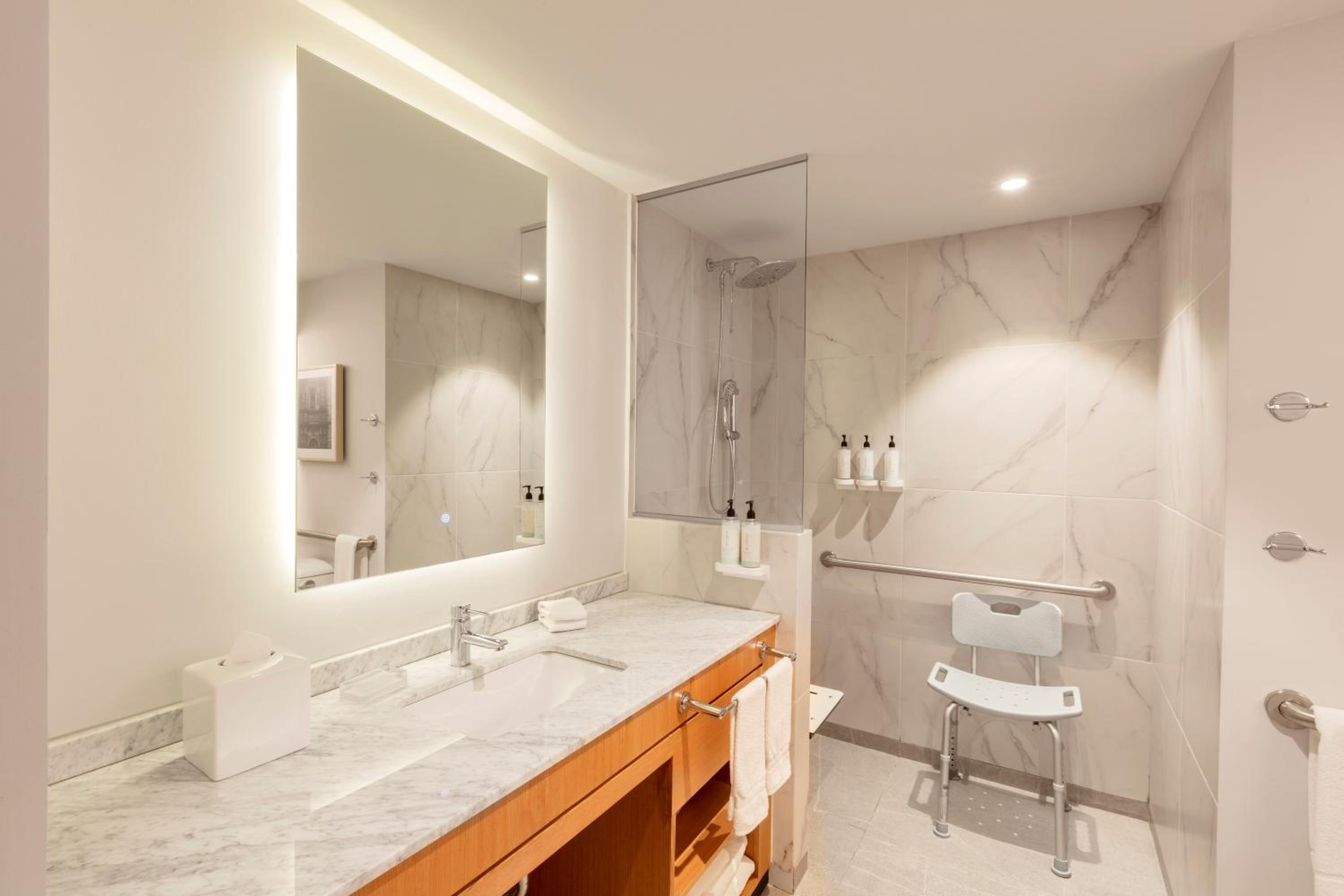 King Room with Roll-In Shower - Mobility Access - Photo 3
