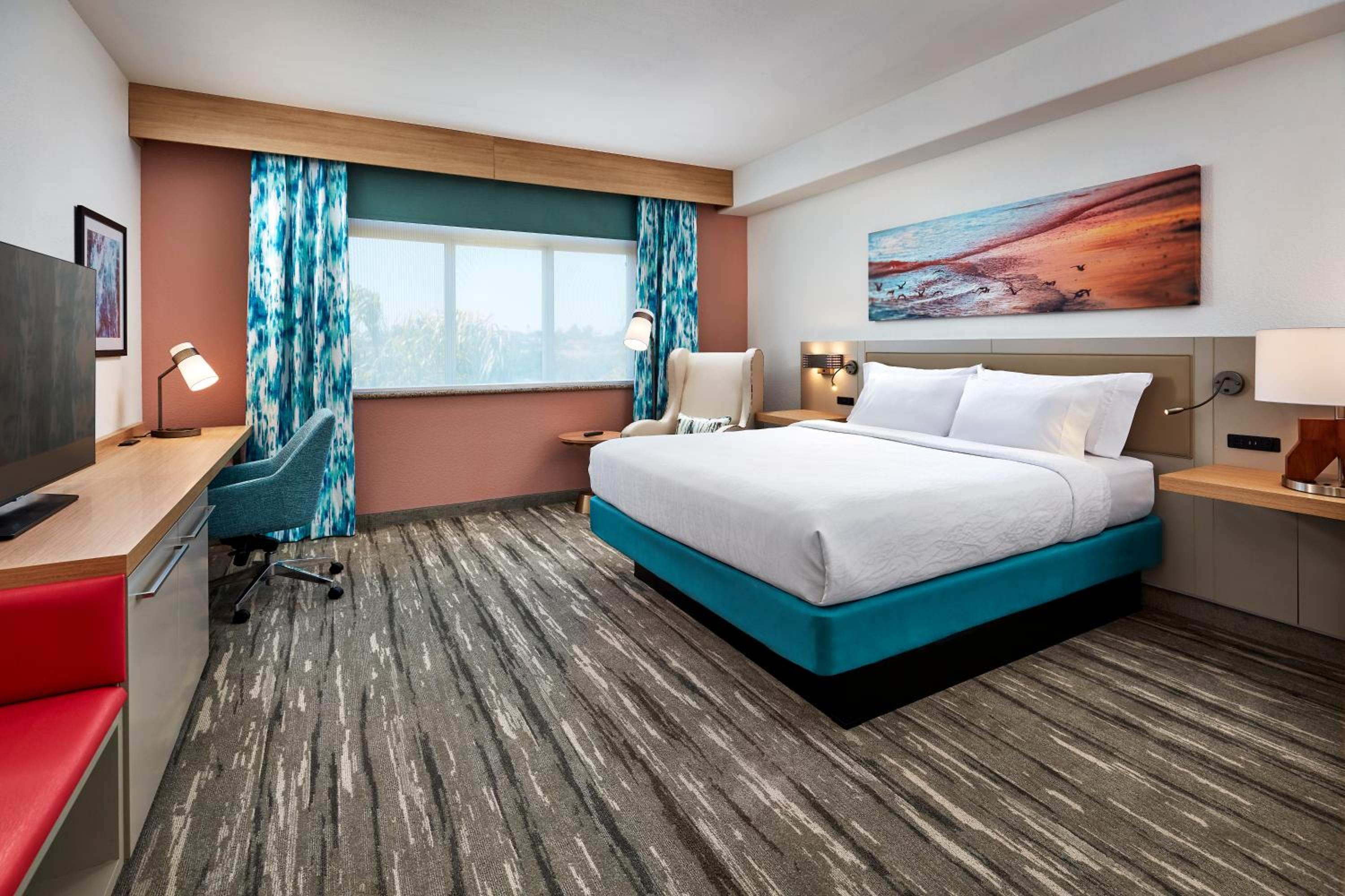 King Room with King Bed - Non-Smoking - Photo 8