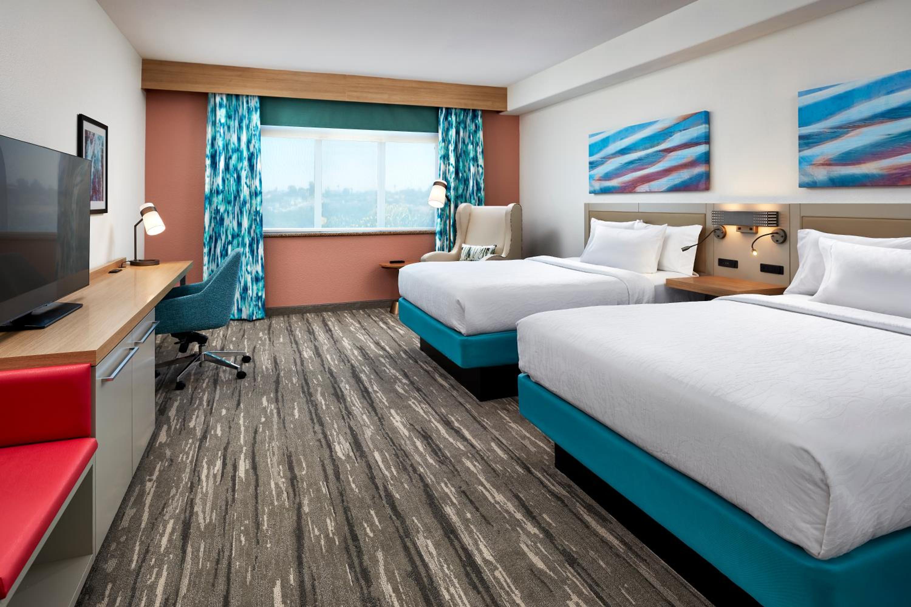 Room with Two Queen Beds - Non-Smoking - Photo 8