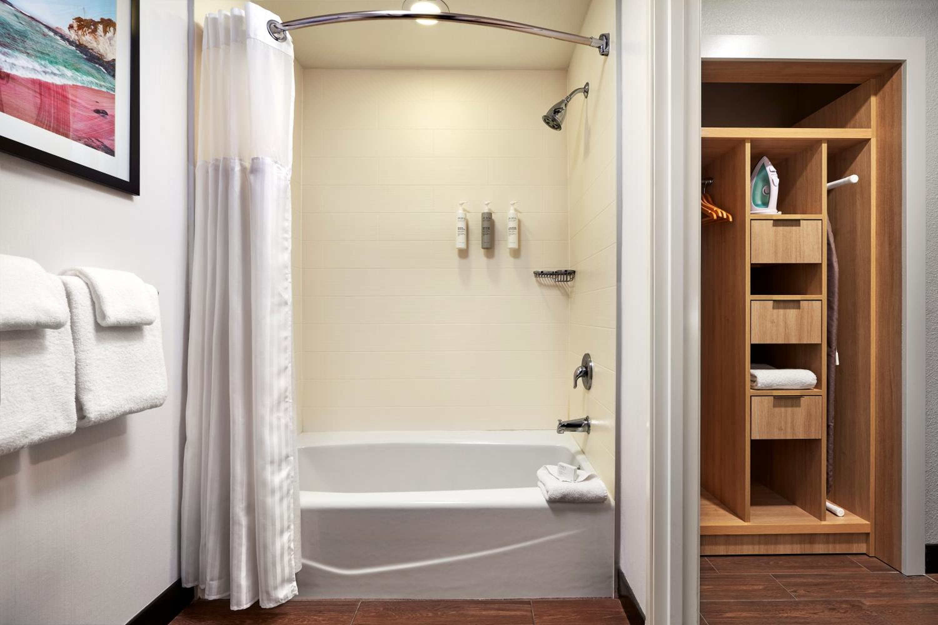 Room with Two Queen Beds - Non-Smoking - Photo 9